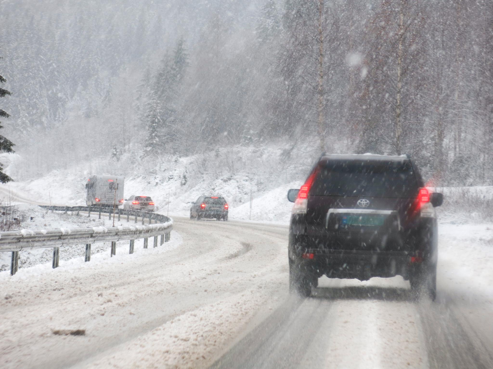80.000 norske bilister svarer i en undersøkelse at de kjører med sommerdekk på vinteren. Arkivfoto: Paul Kleiven / NTB scanpix