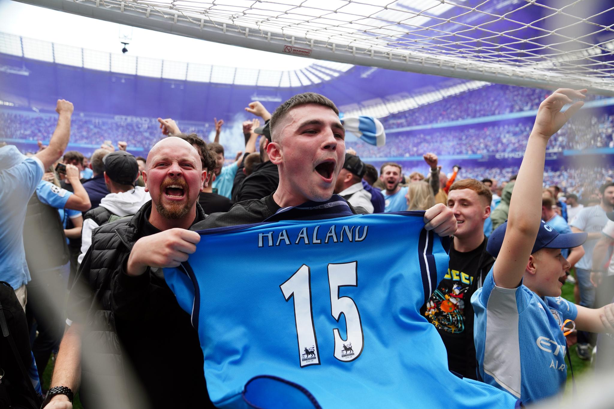 JUBELSCENER: En Manchester City-fan viste frem den gamle trøyen til Alfie Haaland i jubelen etter kampen. Neste sesong skal etter alle solemerker Erling Braut Haaland spille for klubben. 