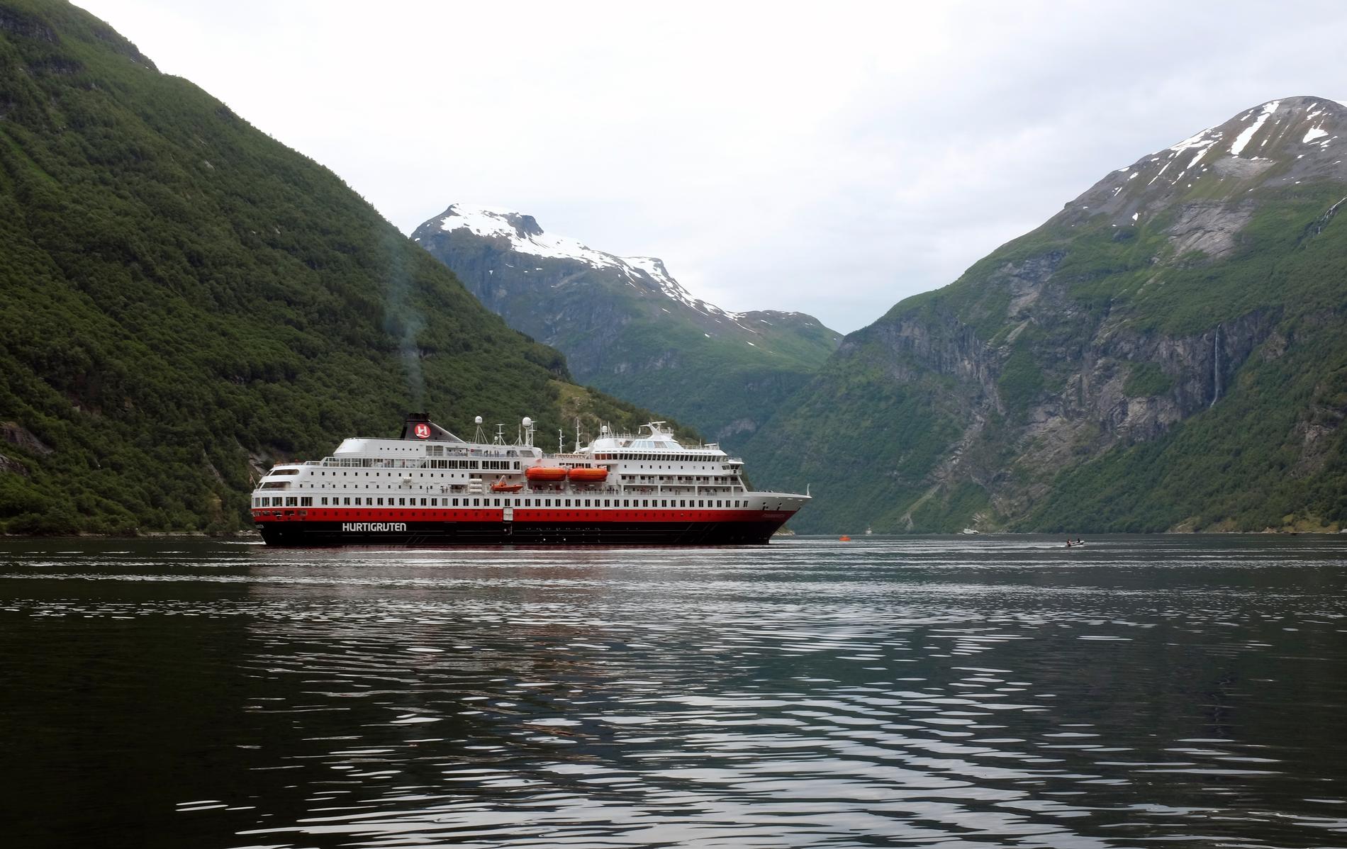 Hurtigruta Finnmarken i Geirangerfjorden i 2015.
Foto: Marianne Løvland / NTB
