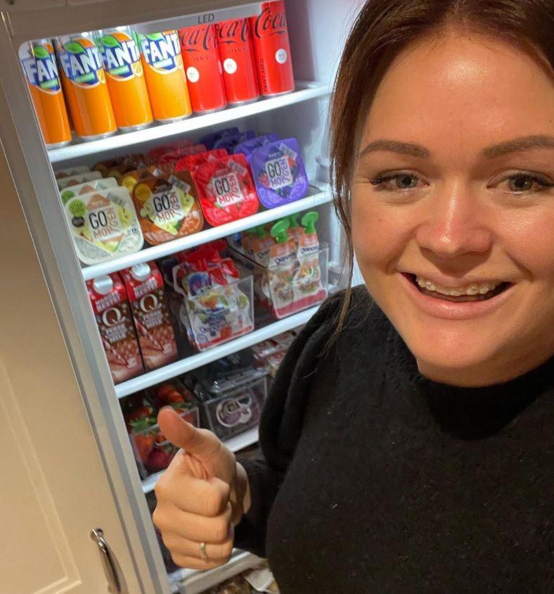 Liv Gravdahl er kjent som Hurryliv på Tiktok og Instagram. Hun har en stor følgerskare og er blitt kjent for sine systemer hjemme – blant annet ryddighet i kjøleskapet. 