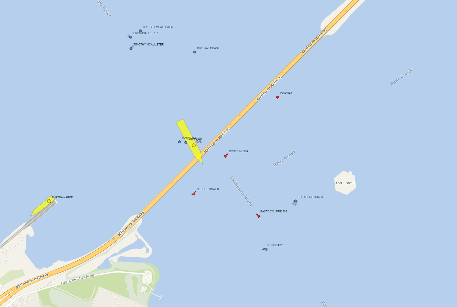 Slik så kartet på Vesselfinder.com ut rundt klokken 08.15. Lasteskipet Dali ligger inntil broen.