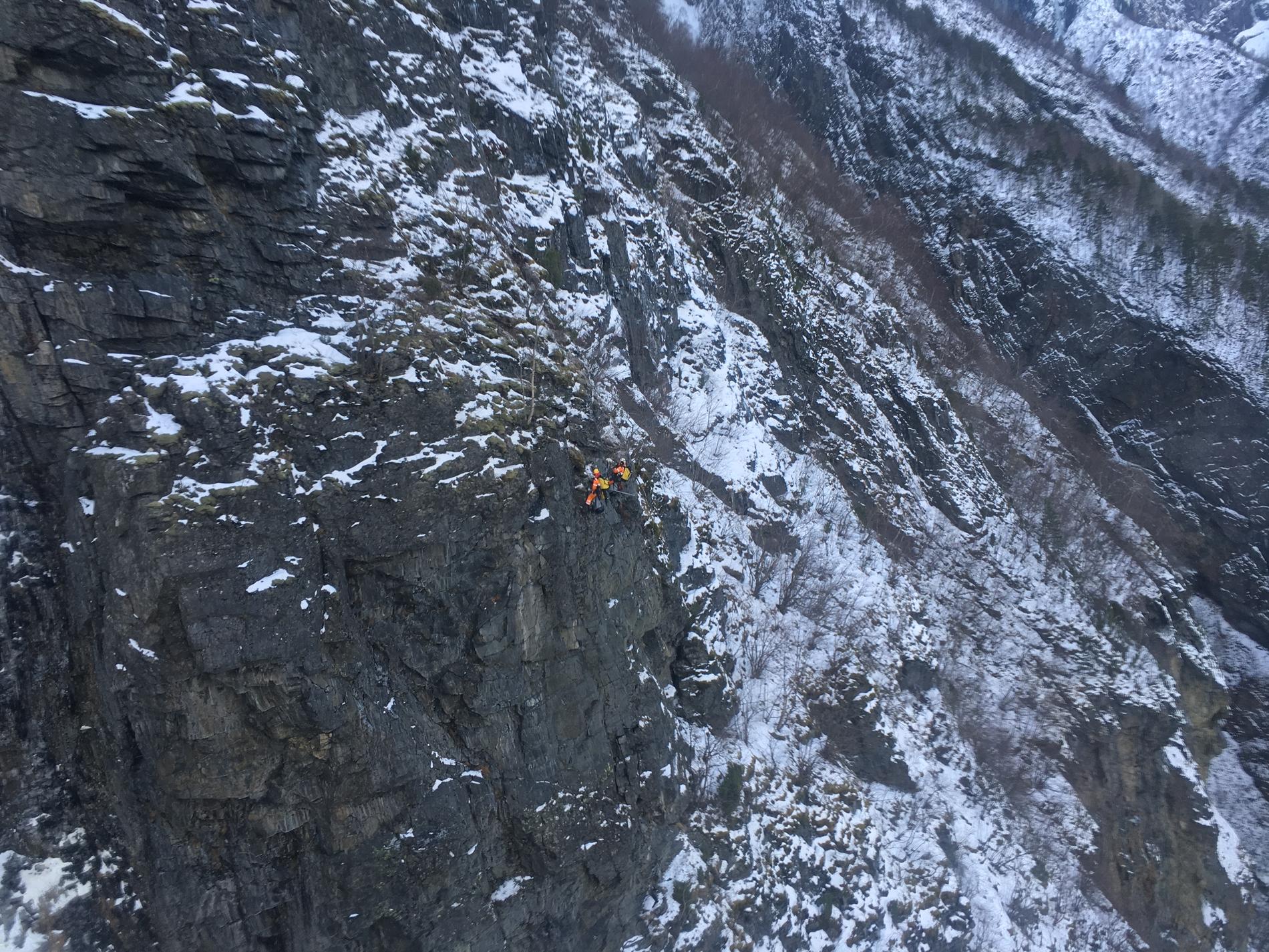 LUFTIG ARBEID: Tre fjellklatrarar frå Mesta Fjellsikring tok seg onsdag ned det bratte berget over fylkesveg 53, vest for Årdalstangen, for å hakke laus rasfarleg stein. 