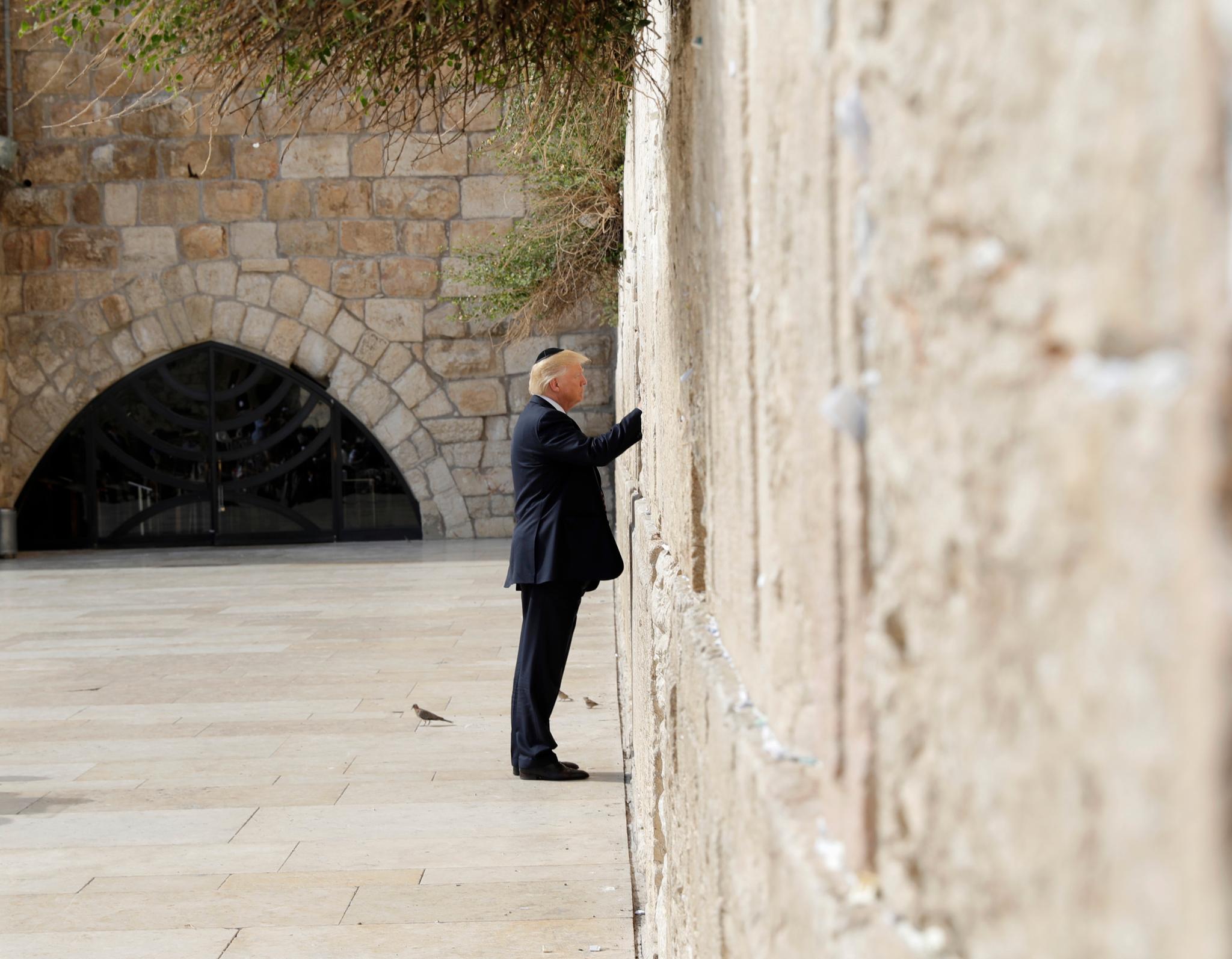  Etter først å ha besøkt Gravkirken, det helligste stedet i kristendommen, fortsatte Trump til Vestmuren, også kjent som Klagemuren. Den regnes som jødedommens helligste sted.