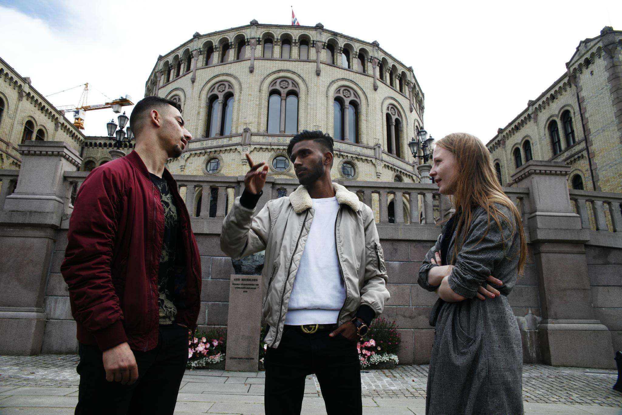 17 år gamle Anujan Kathirkamalingam (i midten) drømmer om en dag å komme på Stortinget. Etter at han ble intervjuet av NRK under valgnatten 2017, ble han møtt med rasisme og drapstrusler på nett. Her sammen med AUF-vennen Anas Froukh (t.v.) og Agnes Nærland Viljugrein, AUF-leder i Oslo.