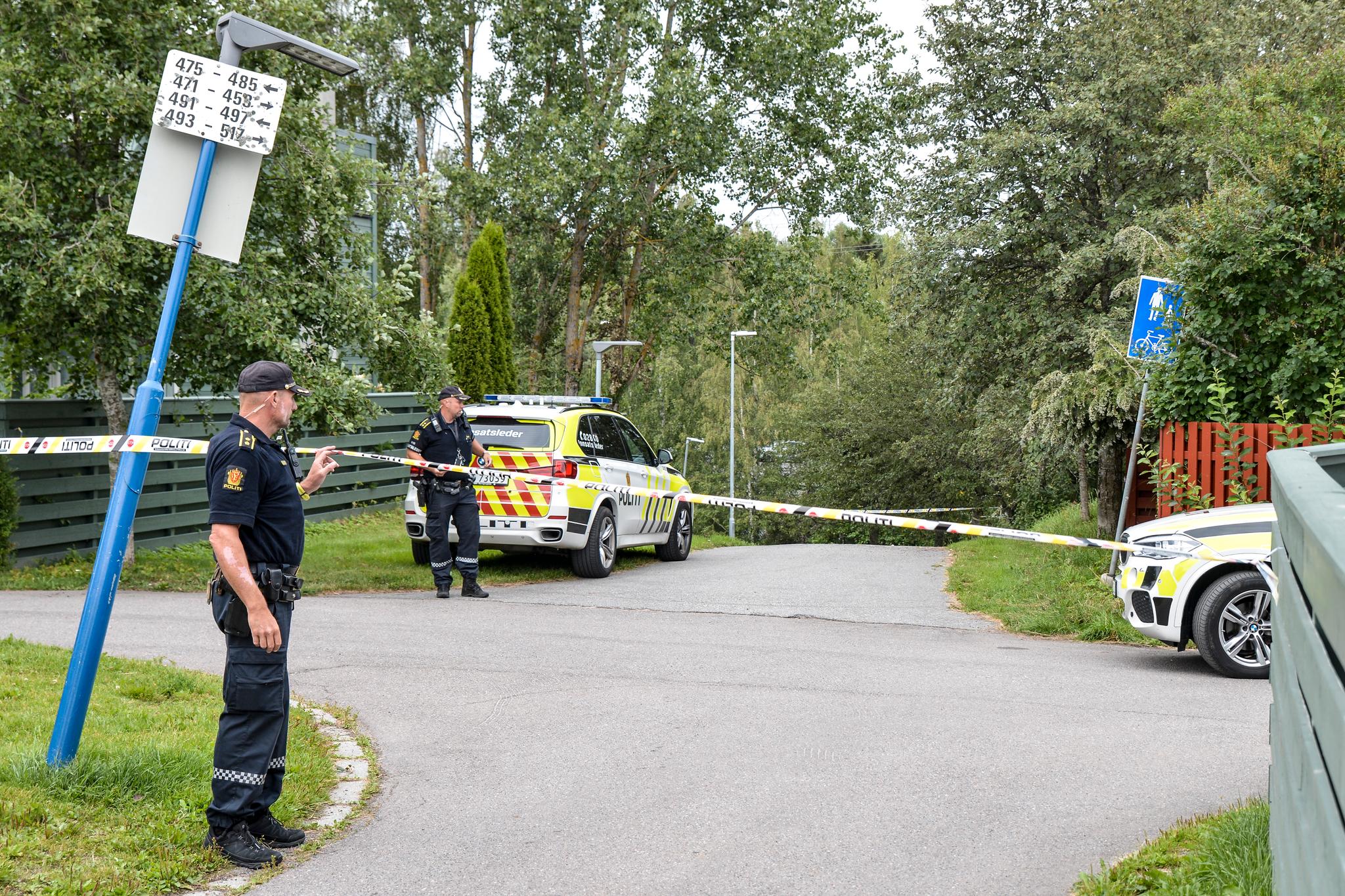 Politi ved adressen på Skjetten i Akershus der det mandag ble meldt om skyting mot et bolighus. Foto: Remi Presttun / NTB scanpix