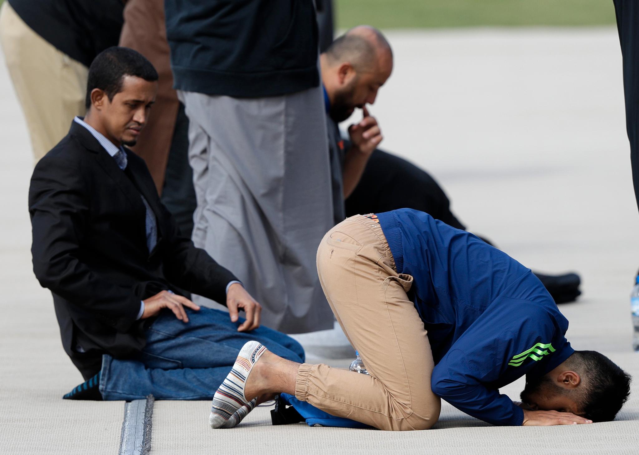 Allerede før fredagsbønnen i Hagley Park i Christchurch var det mange muslimer som var kommet til parken for å be på de mange teppene som var lagt ut. På den andre siden av veien, ovenfor parken, ligger Al Noor-moskeen der 42 mennesker ble drept forrige fredag. 