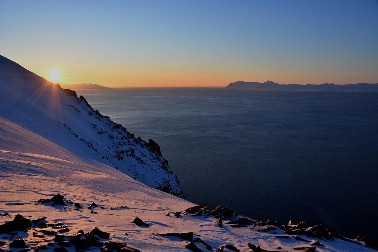 Isfjorden pleide å være dekket av is gjennom vinteren, men det er den ikke lenger. Det har skjedd en dramatisk endring de 10–15 siste årene. En viktig årsak er at varmt vann fra Atlanterhavet strømmer inn i flere av fjordene på Vest-Spitsbergen.