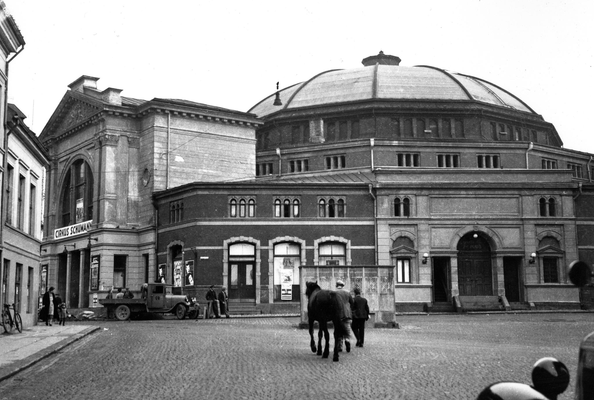Slik så sirkusbygningen i Oslo ut, før den ble revet i 1935. 