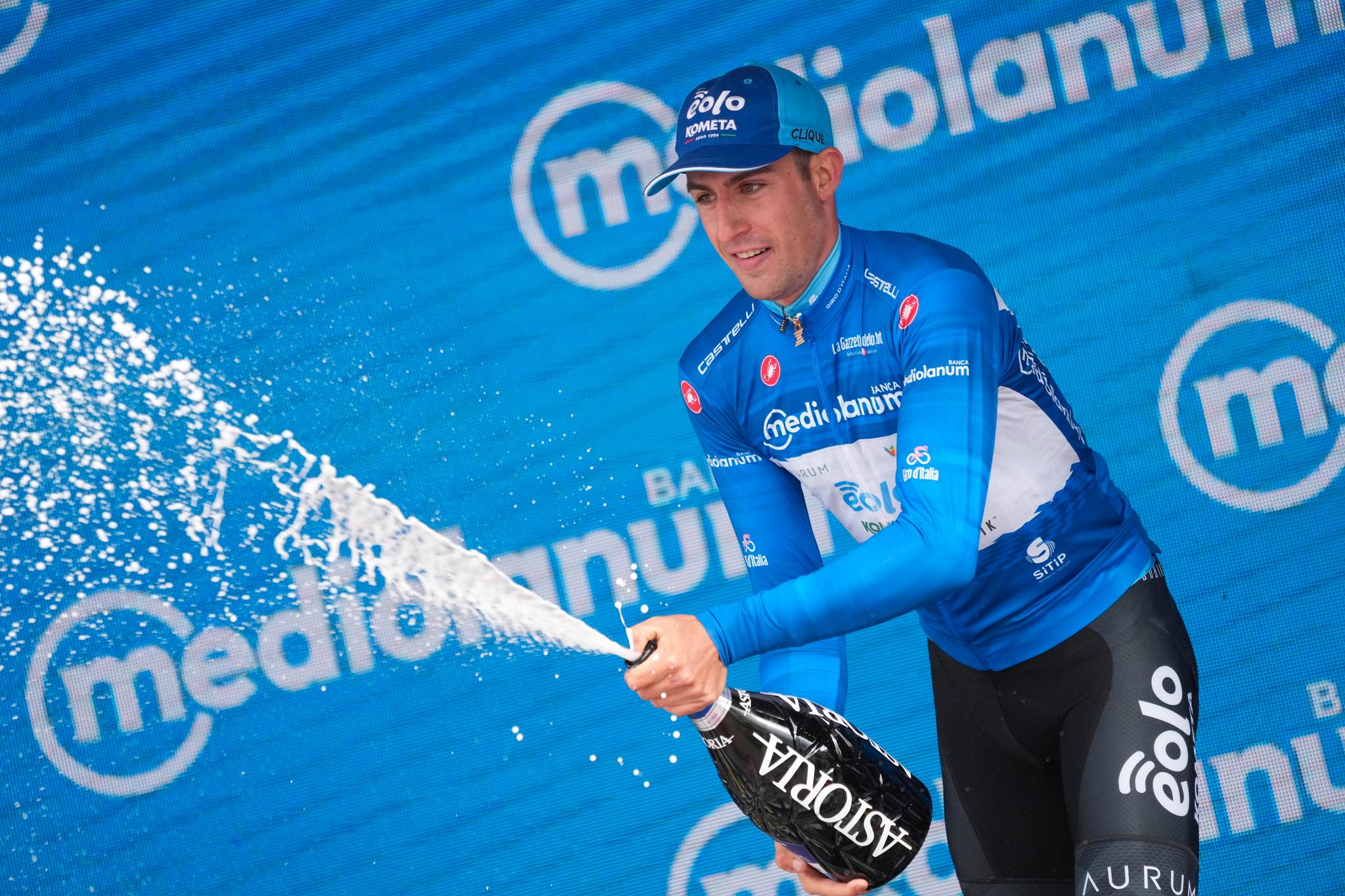 VANT FREDAG: Italienske Davide Bais tok etappeseieren i Italia fredag og feiret med boblesprut. 