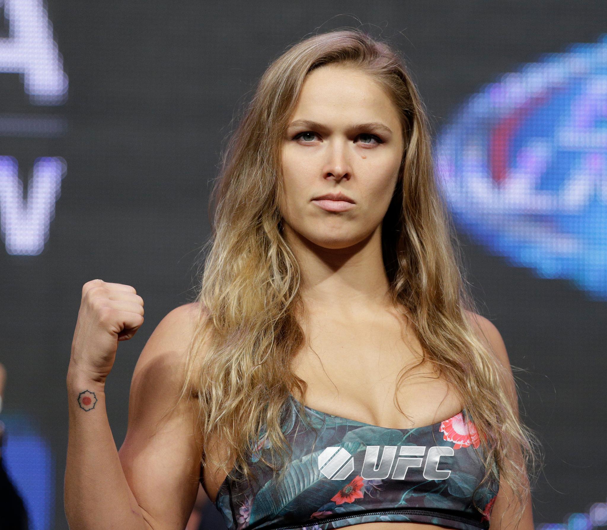 SUPERSTJERNE: Ronda Rousey poserer på innveiingen før UFC-tittelkampen mot Alexis Davis i juli 2014. 