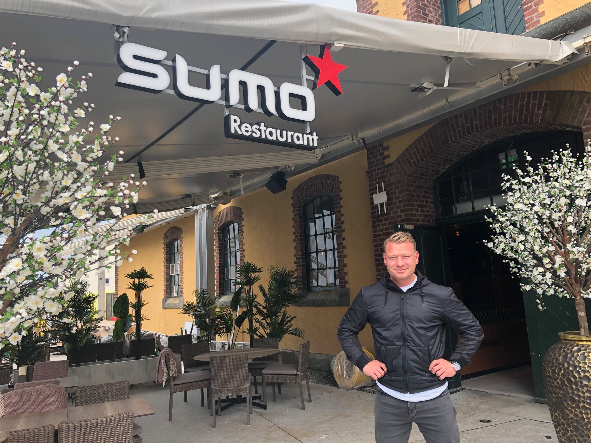 Simon Simonnæs foran sin første Sumo-restaurant i Stavanger.