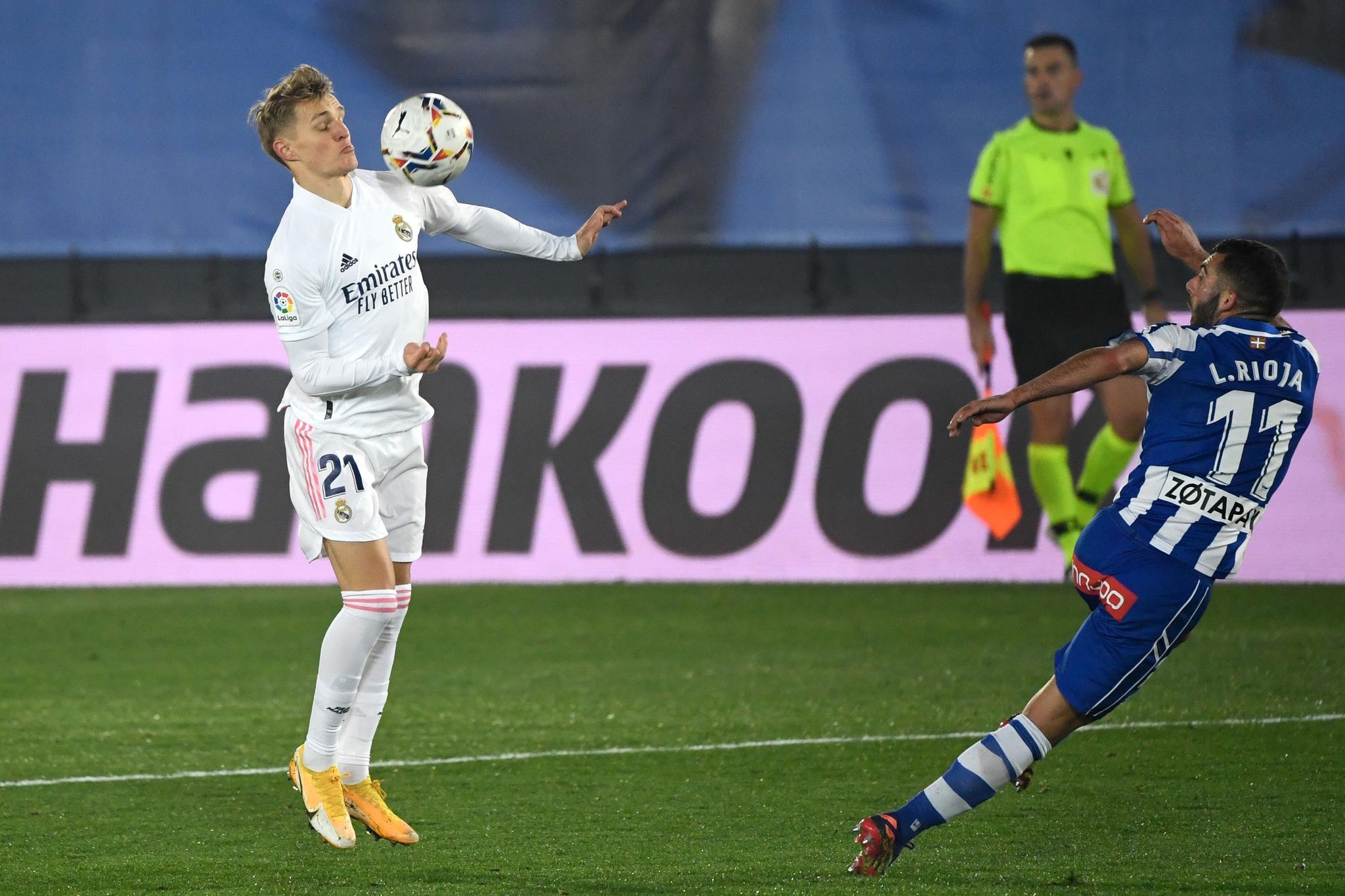 INNHOPP: Martin Ødegaard i aksjon for Real Madrid mot Alavés.