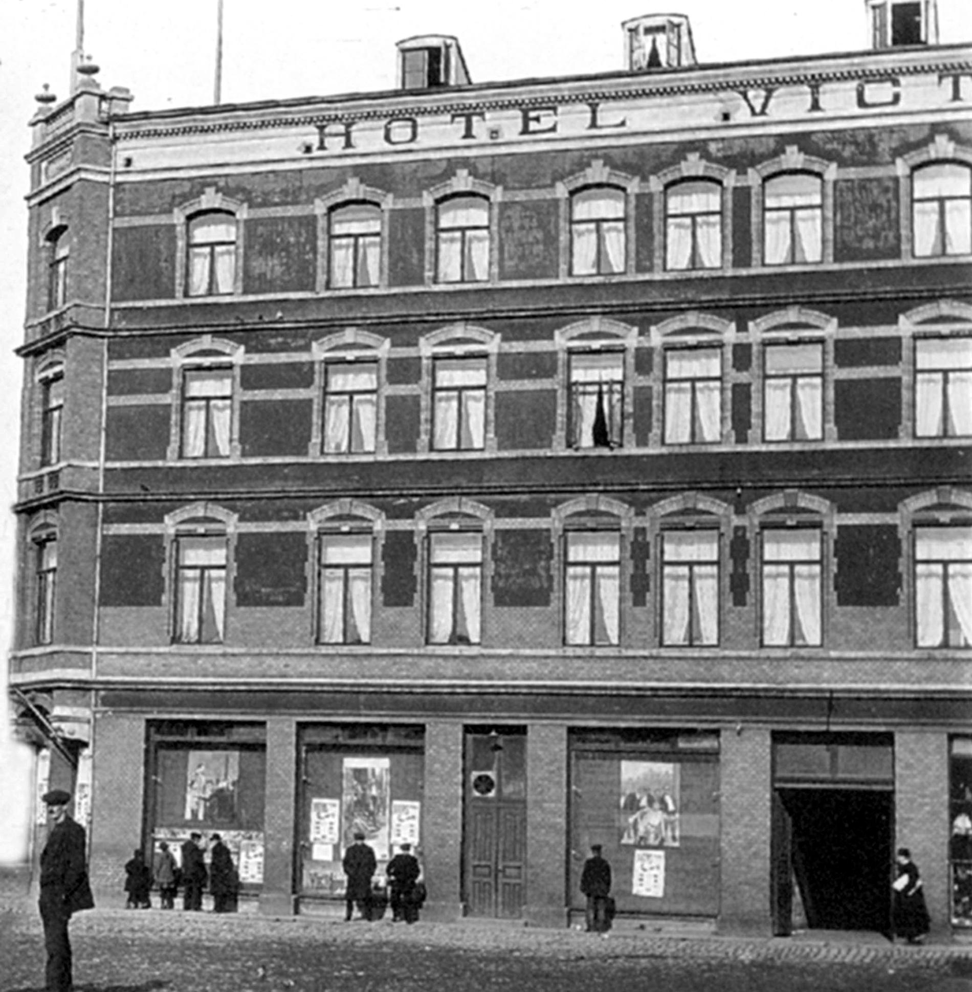 Victoria Hotell i 1904. I første etasje var det sigarbutikk og melkebar.