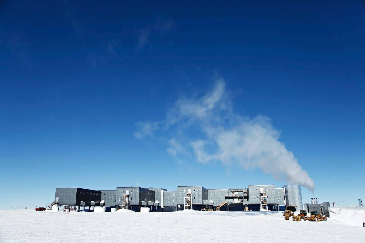 Blikkboksen. I 2009 åpnet det amerikanske antarktiske programmet (USAP) sin nye, hypermoderne forskningsstasjon på Sydpolen. Bygget kalles The Queen. Den gamle domen ble revet. 