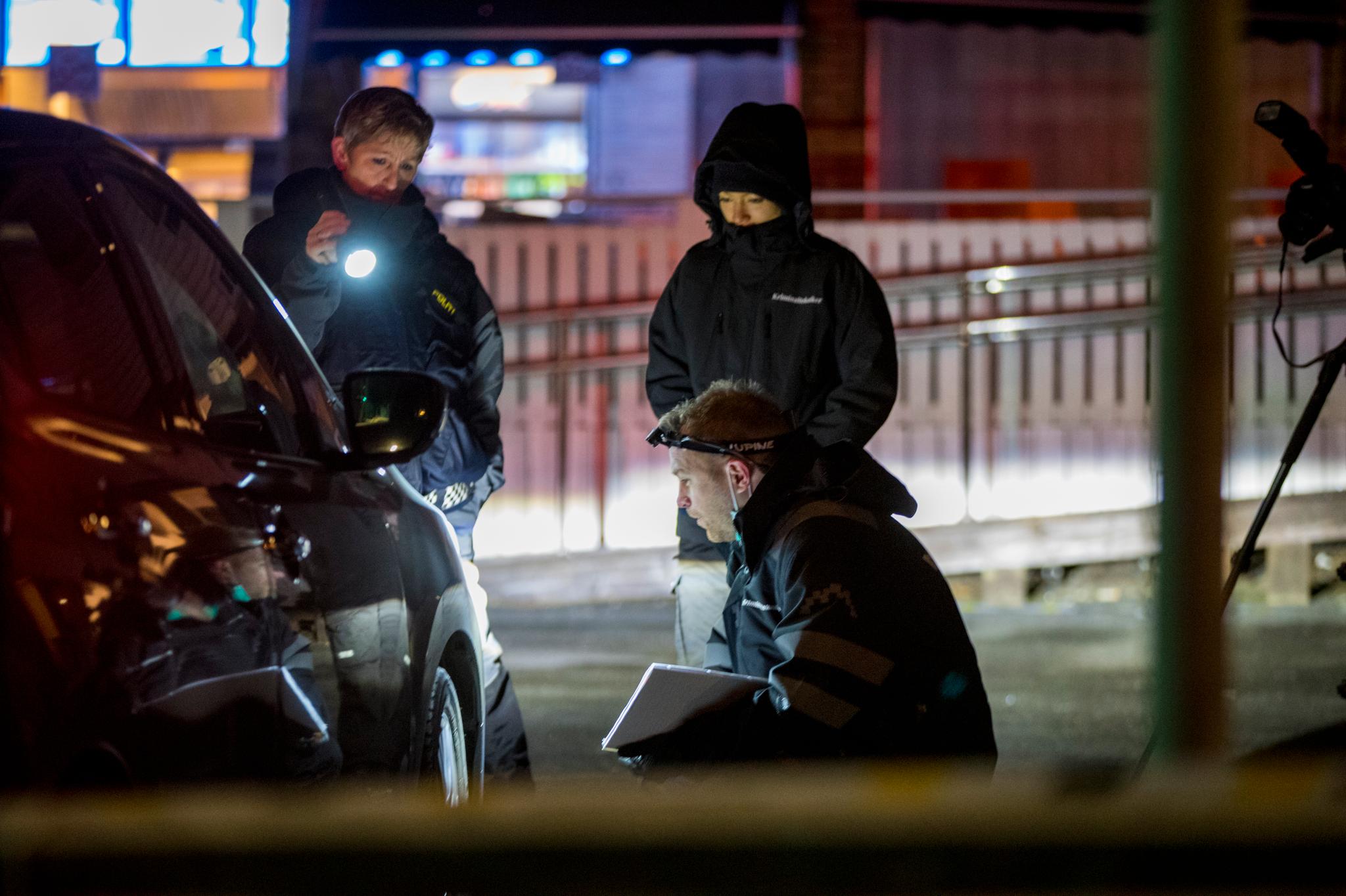 Politiets kriminalteknikere jobbet gjennom natten i Prinsdal. 