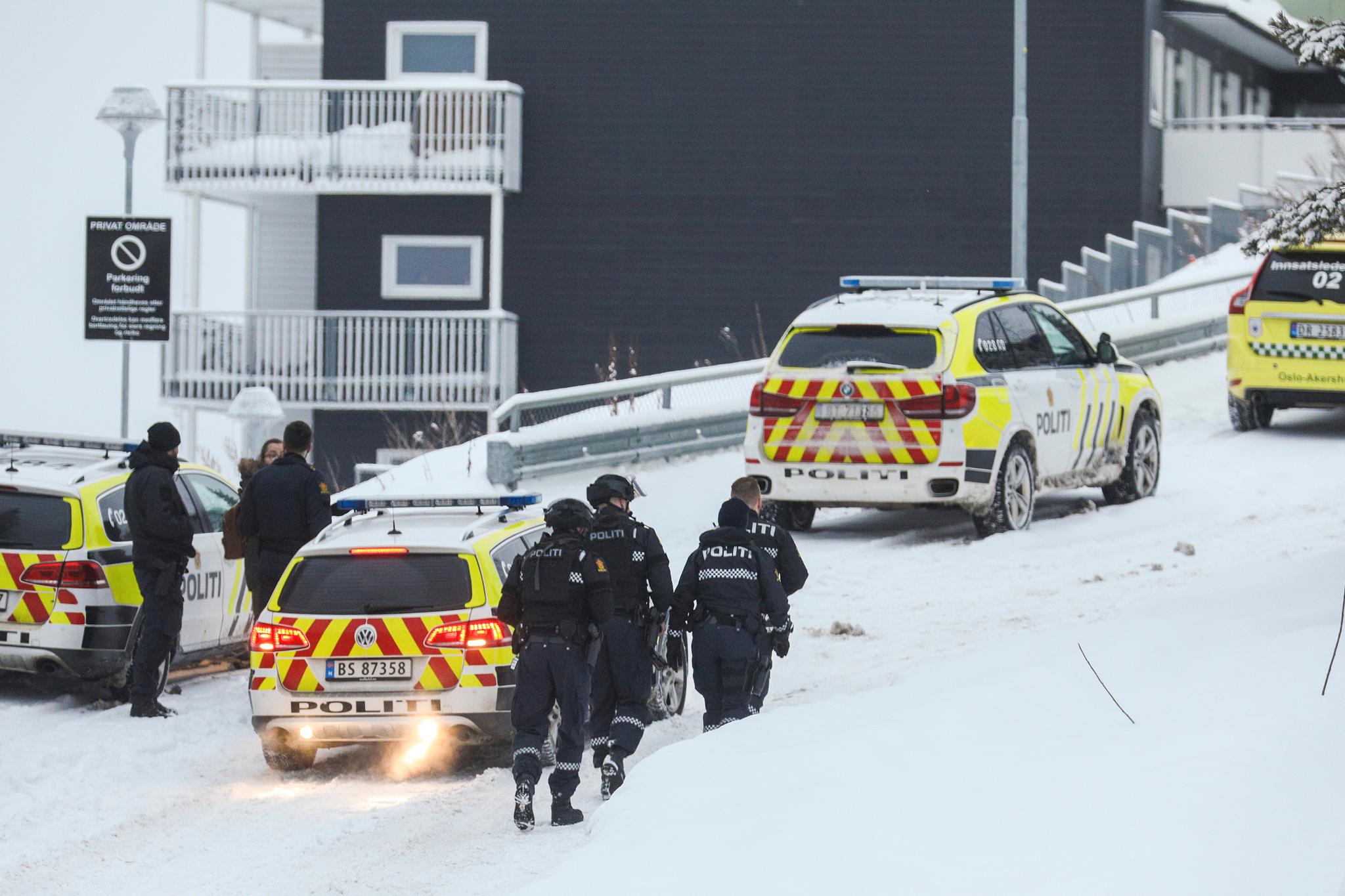 Store politistyrker er på Bjørndal etter at en mann ble skutt mandag morgen.