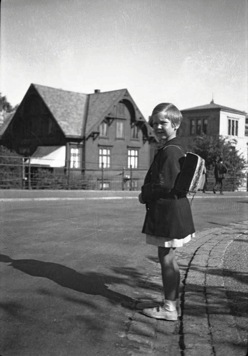 Ragnhild Smith på vei til Uranienborg skole, 1938.