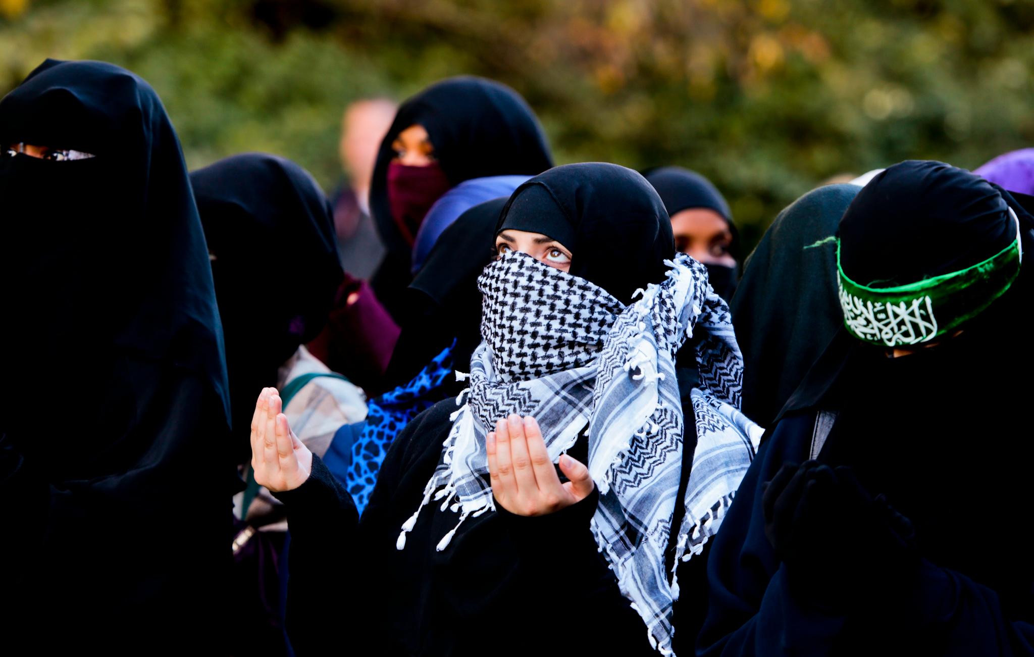 Flere kvinner deltok under Profetens Ummahs demonstrasjon utenfor den amerikanske ambassaden i september 2012. Der hyllet blant annet demonstrantene Osama bin Laden, som antas å ha stått bak terrorangrepet mot USA i september 2001. 
