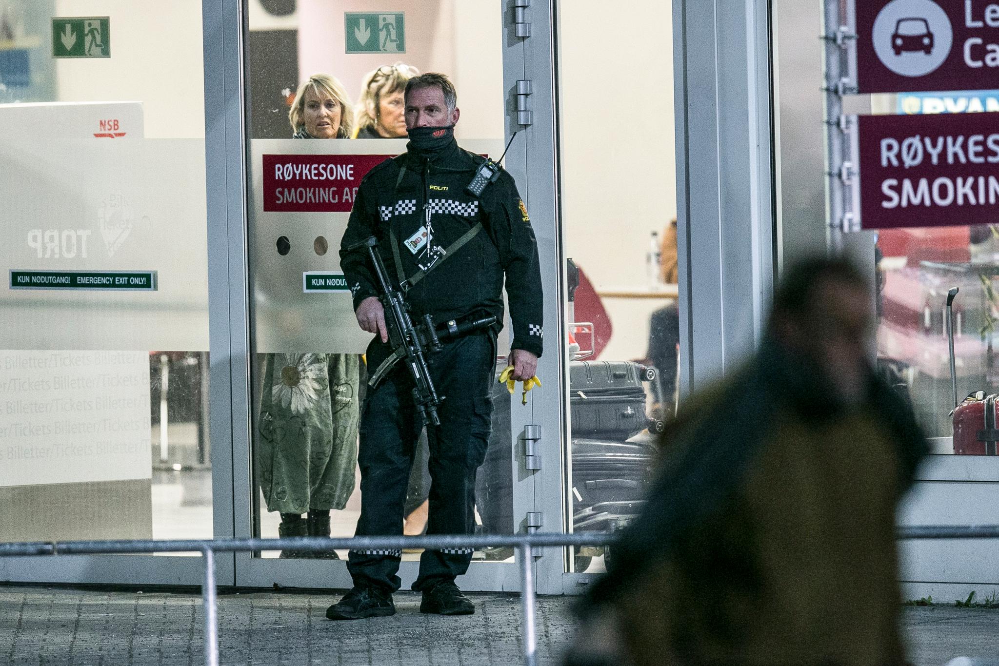 Væpnet politi holdt vakt ved alle inn- og utganger på Torp flyplass. Foto: Trond Reidar Teigen / NTB scanpix