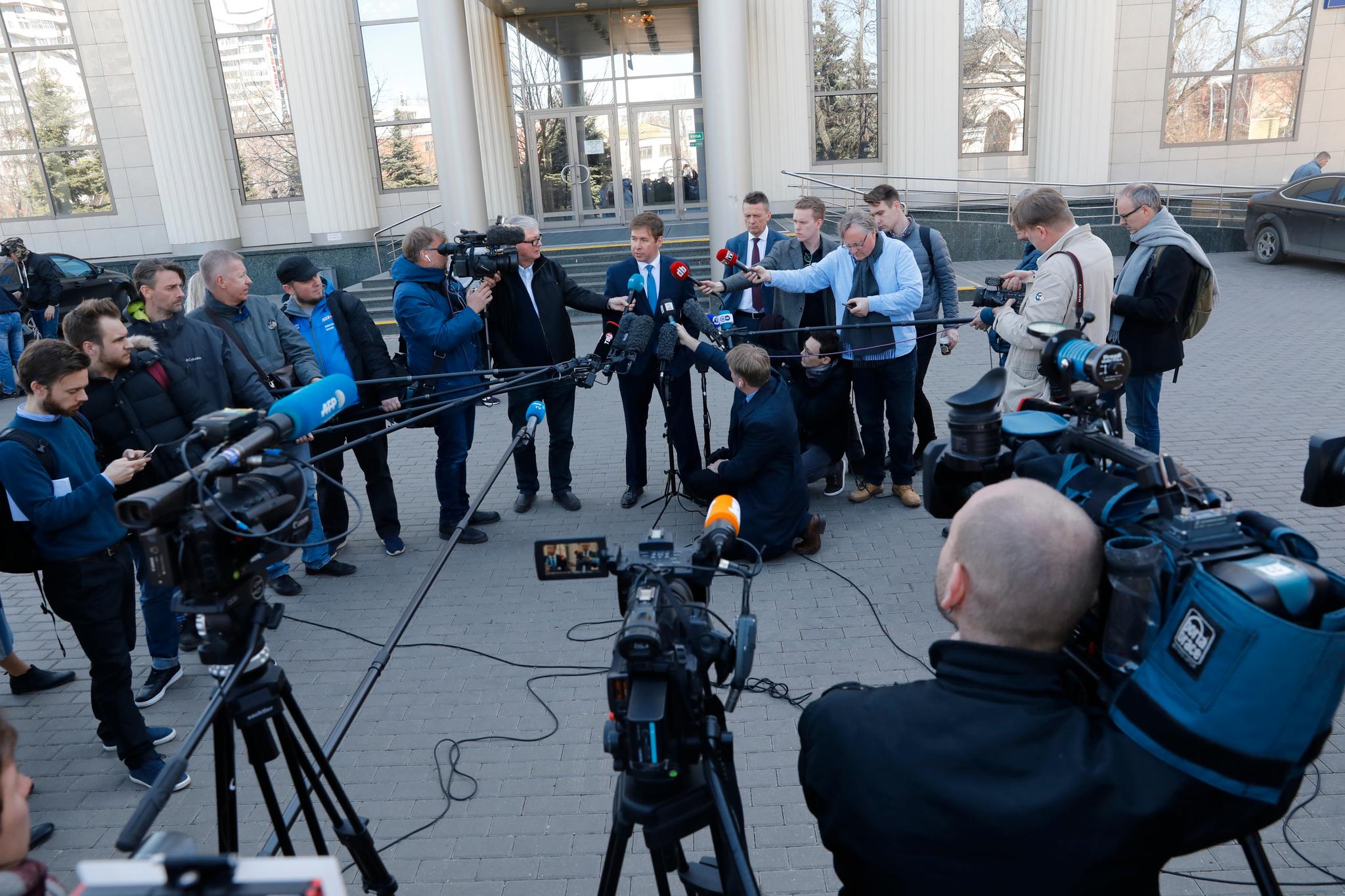 Advokat Ilja Novikov snakket tirsdag med pressen utenfor tinghuset i Moskva.