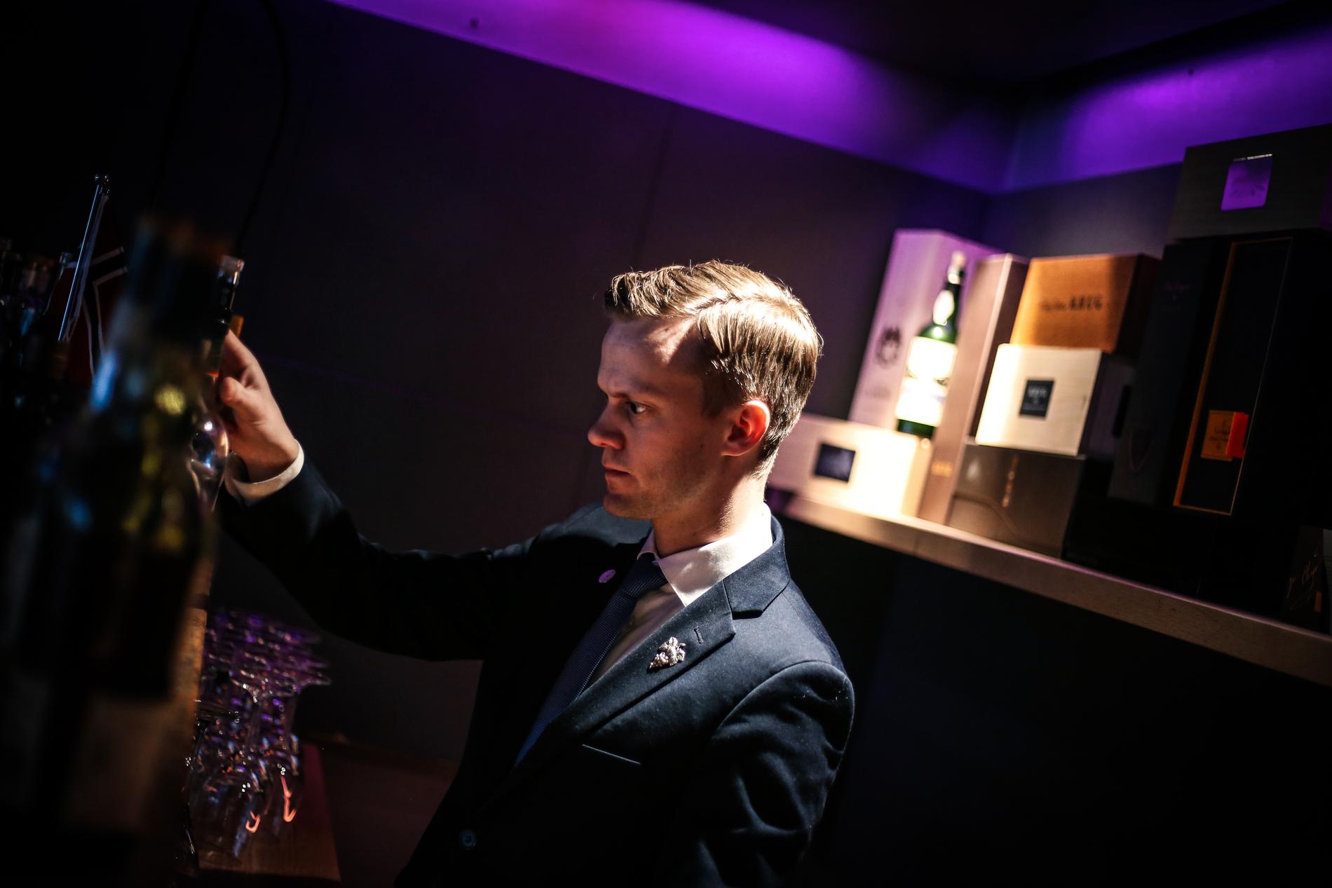 Henrik Dahl Jahnsen (27) imponerte hoveddommer for Palmer Norsk Vinkelnermesterskap 2019, Merete Bø. 