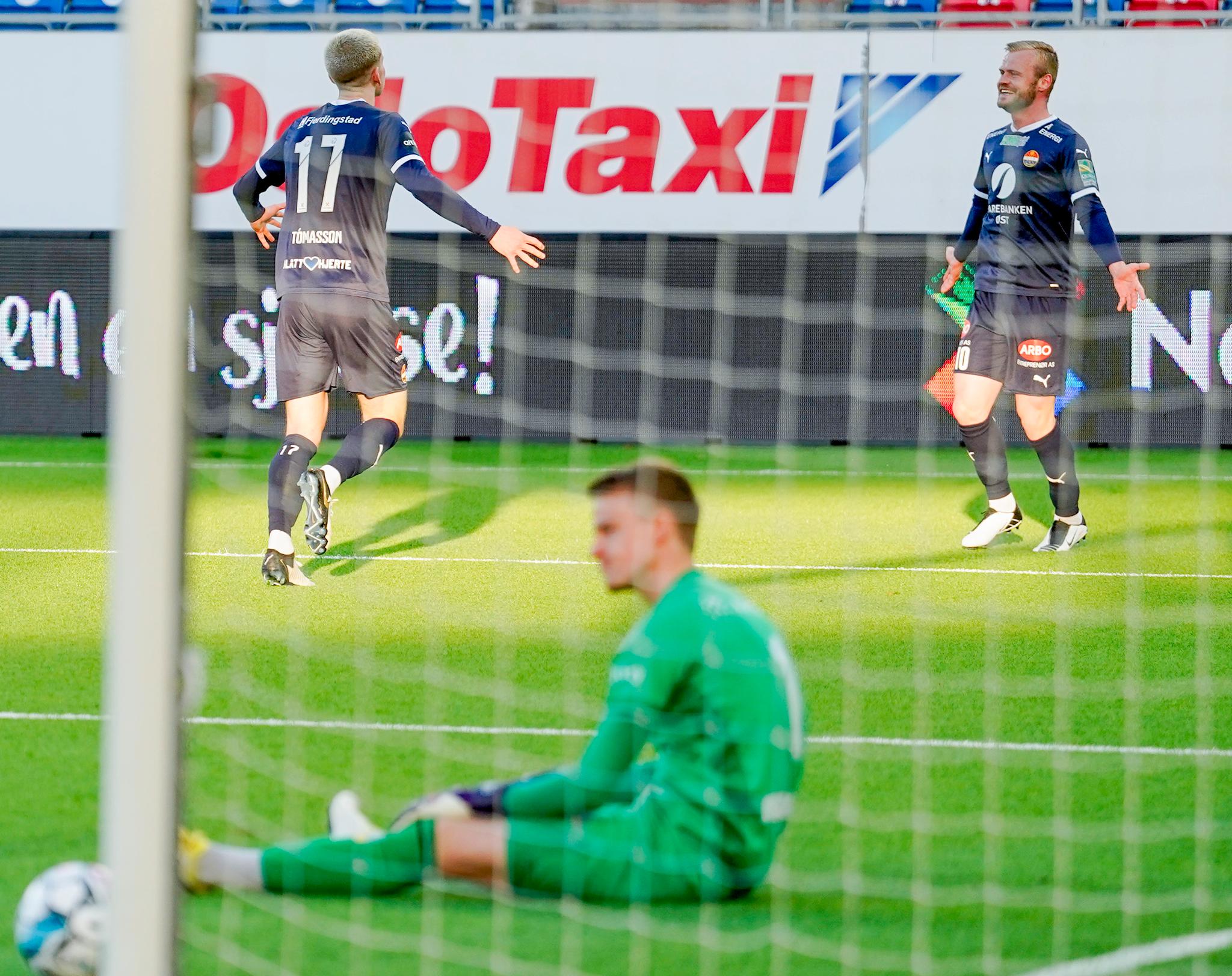  KFUM-keeper Emil Ødegaard fortviler mens målscorer Herman Stengel og pasningslegger Logi Thomassen feirer Strømsgodset andre mål.