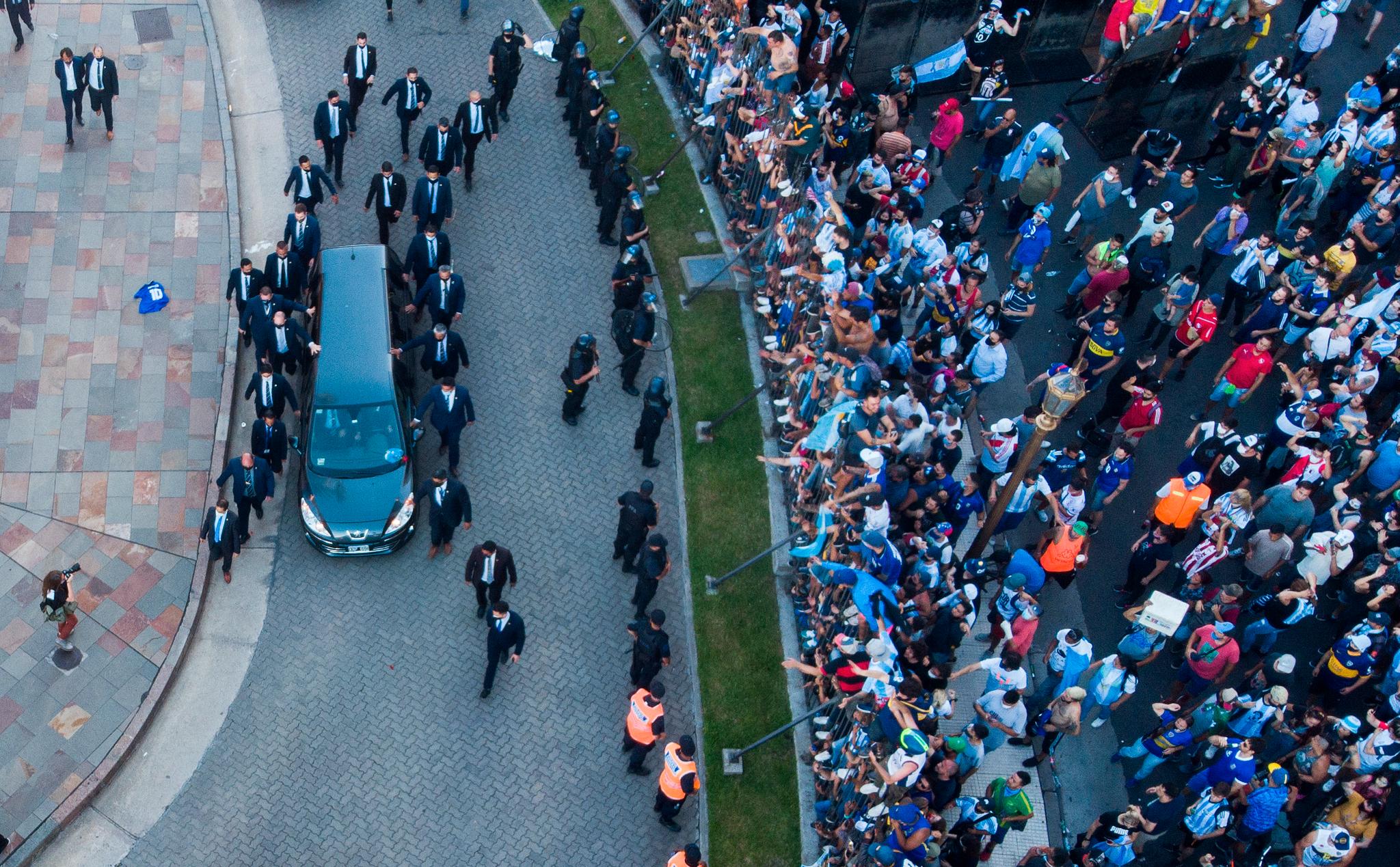 Bilen med Diego Maradonas båre forlater presidentpalasset i Buenos Aires torsdag. 