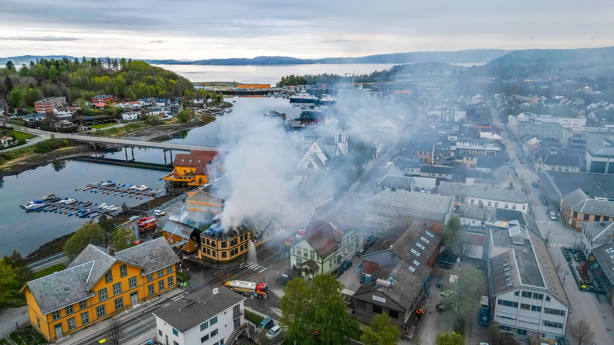 Det begynte å brenne i den gamle trehusbebyggelsen i Levanger natt til tirsdag. 