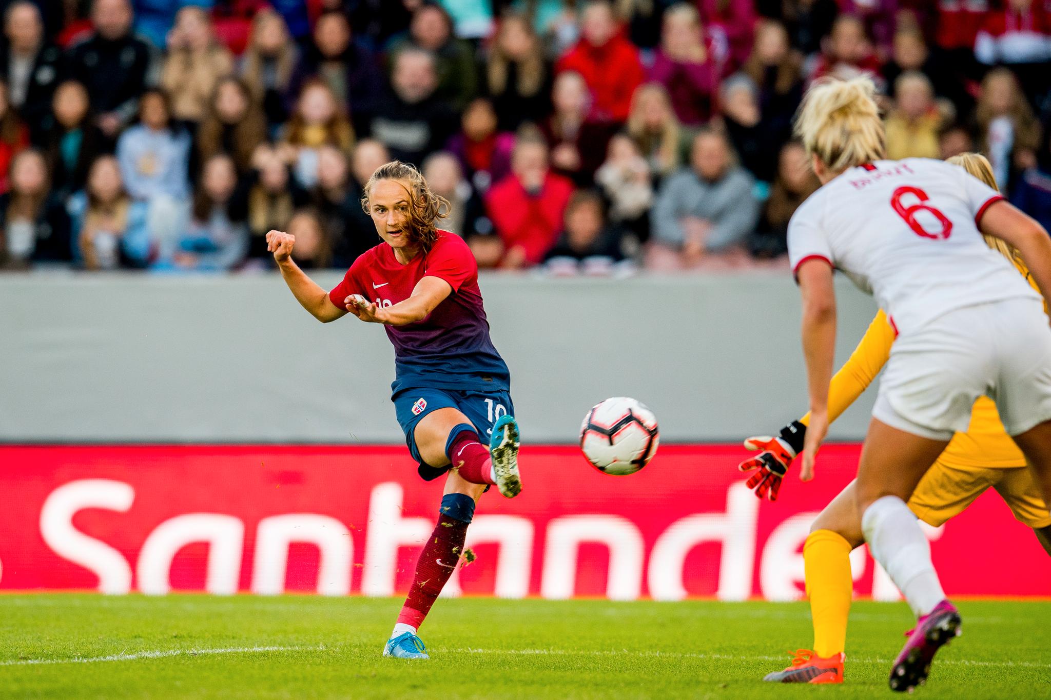 Caroline Graham Hansen har hatt en fin uke. Tirsdag ble hun matchvinner for Norge mot England, mens hun lørdag scoret mål og fikk assist i Barcelona-debuten.