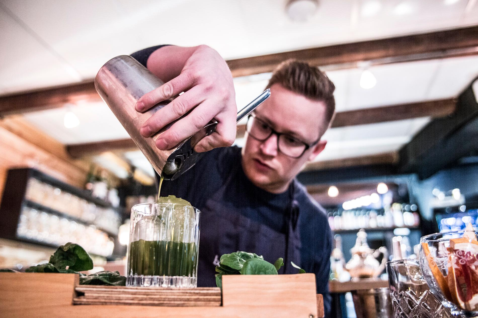 Den Kristiansand-baserte bartenderen Stian Wehus, som til daglig jobber på Bakgården, kapret førsteplassen i NM i cocktails. Foto: Kristian Hole