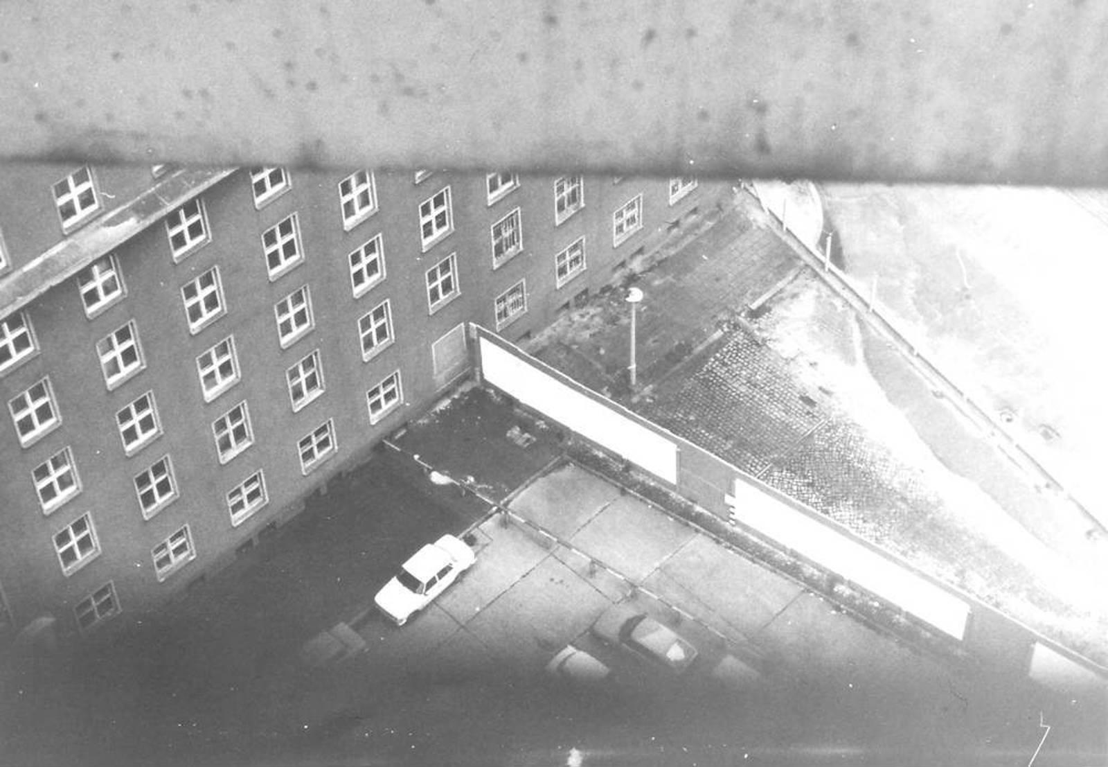 Lindenstrasse, Mitte, 1986. Bildet er tatt fra et høyhus. FOTO: DETLEF MATTHES/www.mauerfotos-aus-ostberlin.de