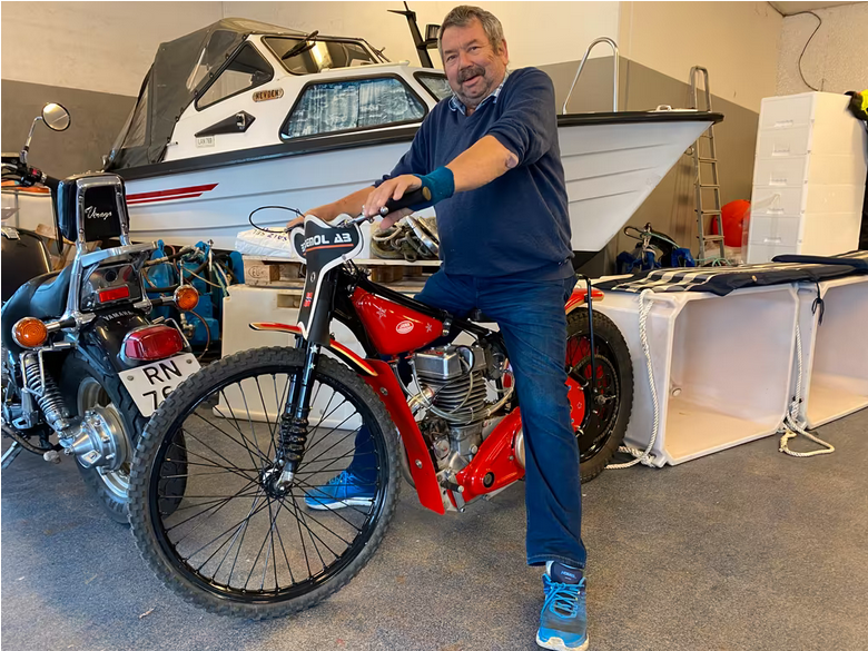 Tor Bernhard Harestad viser stolt fram den knallrøde Java speedway-sykkelen sin. Foto: Rune Nedrebø