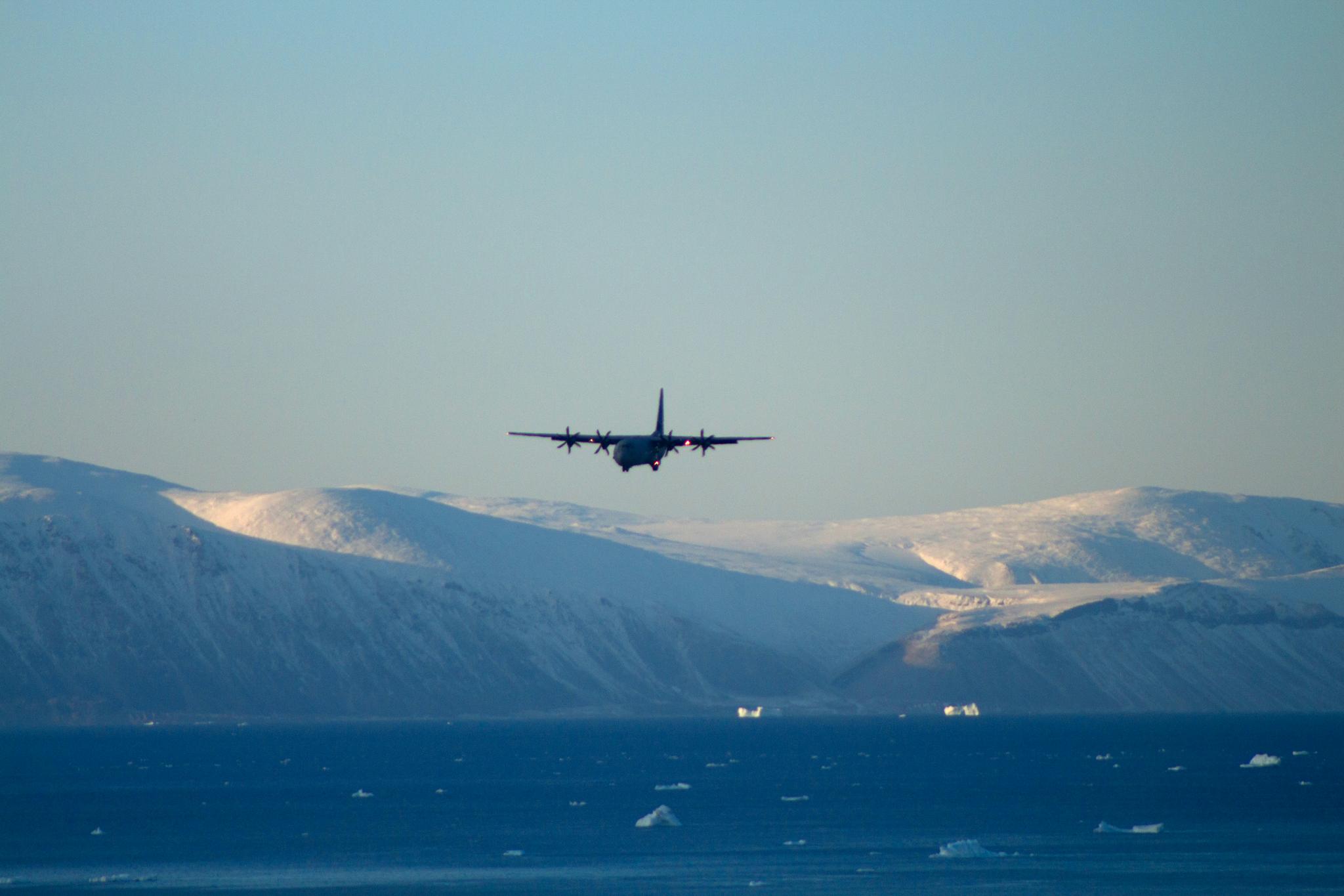 Et canadisk Hercules transportfly går inn for landing på USAs Grønlandsbase Thule.
