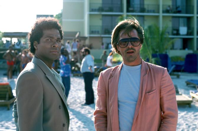 Ricardo Tubbs og James Crockett er detektivene som gjorde rosa trendy for menn. Foto: NTB Scanpix _Ricardo Tubbs og James Crockett er detektivene i serien Miami Vice, som gjorde rosa og pastell trendy for menn. Foto: NTB Scanpix_