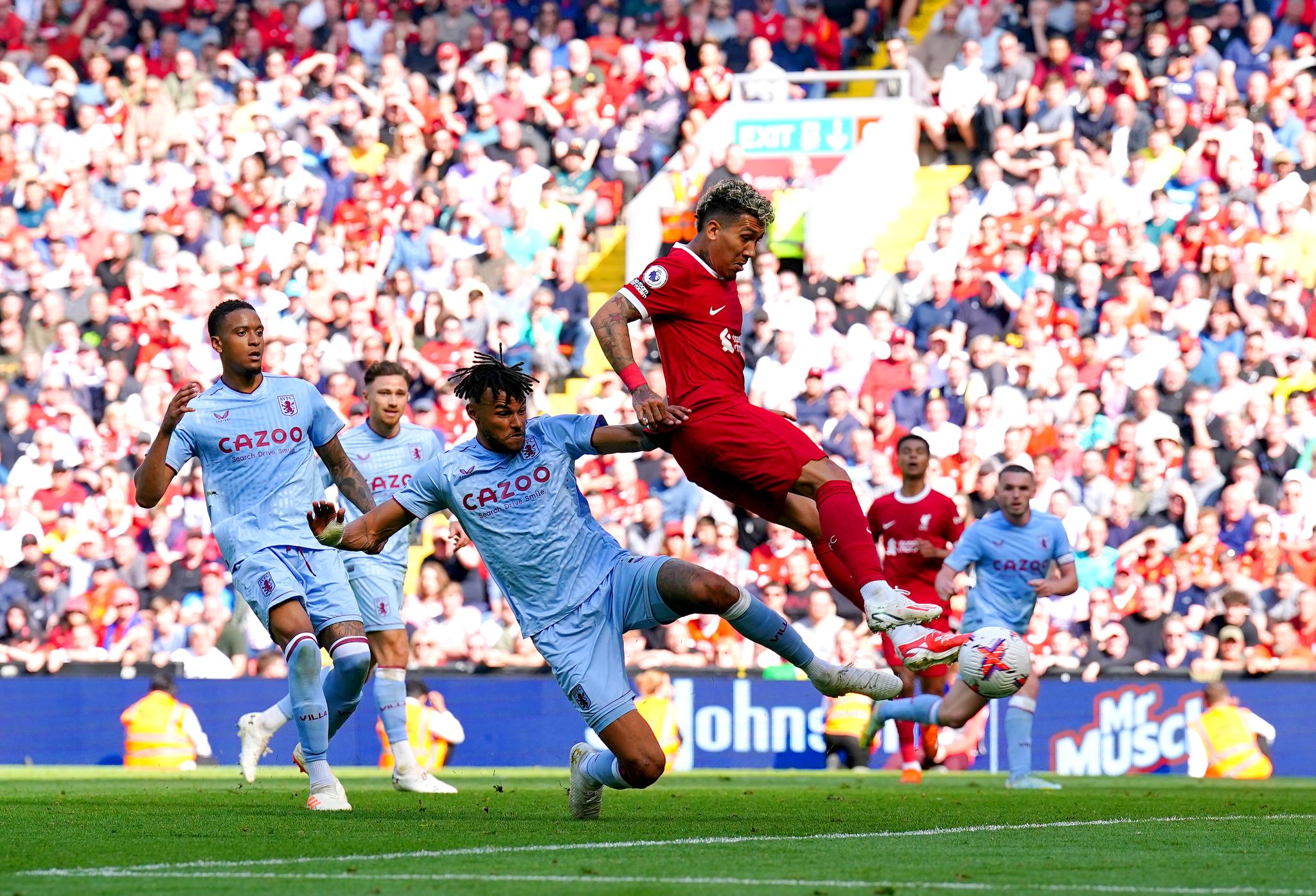 UTLIGNET: Roberto Firmino tente håpet for Liverpool med en sen scoring i kampen.