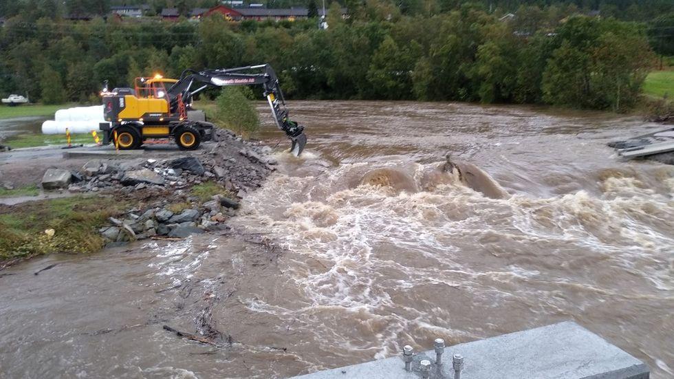 Denne veistrekningen ble tatt av elven i Snillfjord kommune mandag.