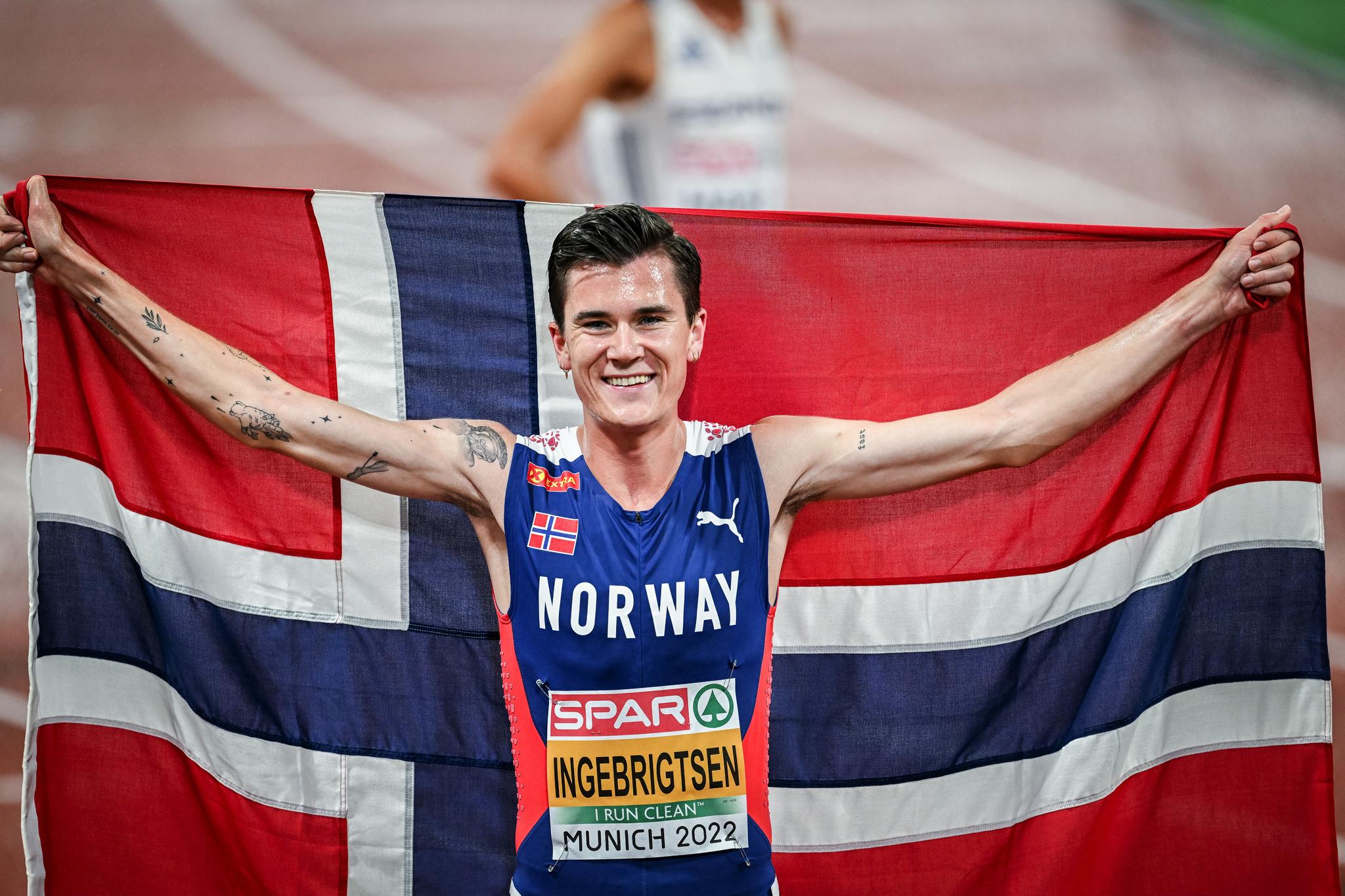 VM-GULL: Jakob Ingebrigtsen kunne feire med det norske flagget etter å løpt først i mål på 1500-meteren i München i fjor.