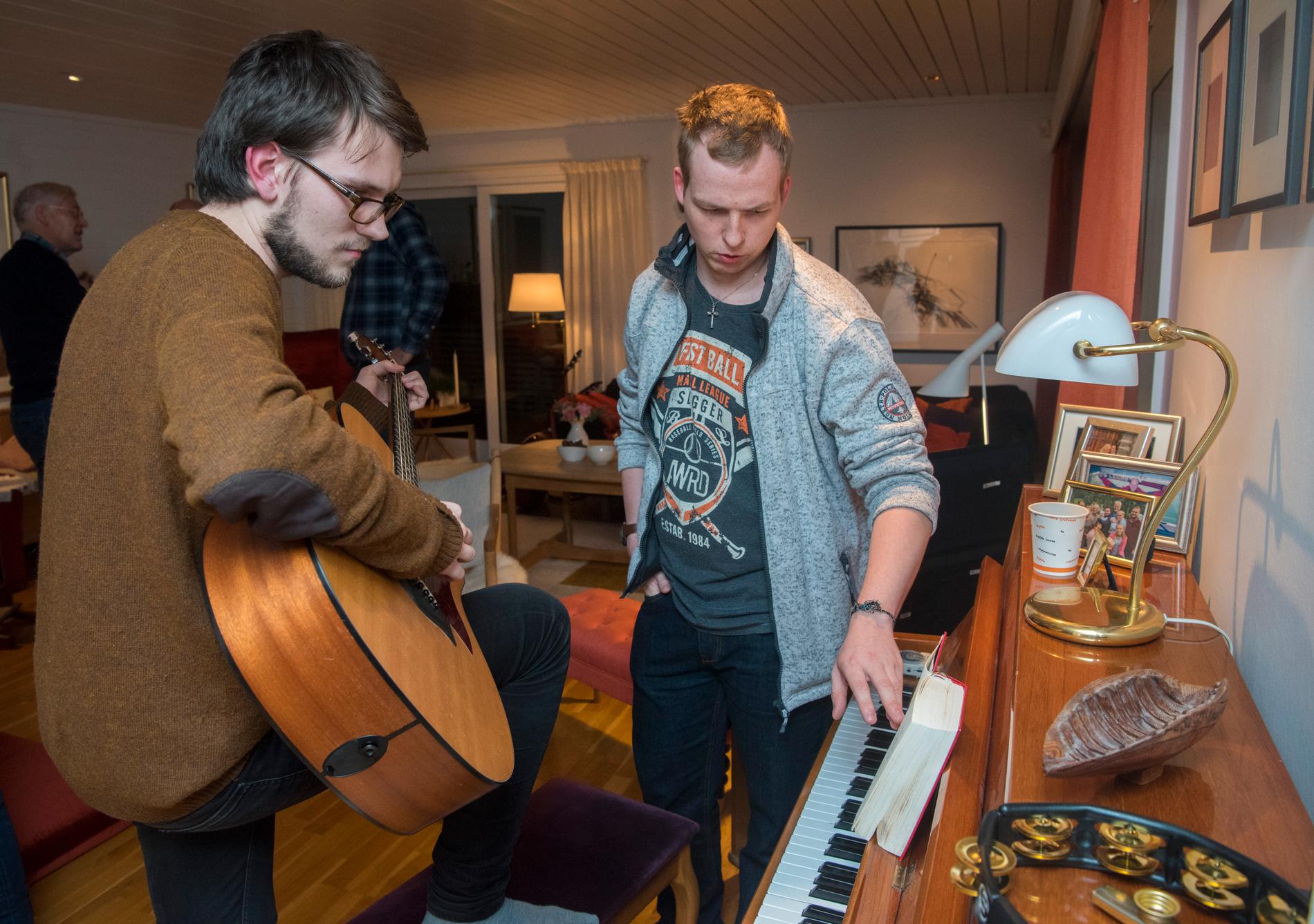 Tobias Helgeland (21) og Marcus Sele Samuelsberg (22) begynte så smått å dra igang et musikalsk nummer. 