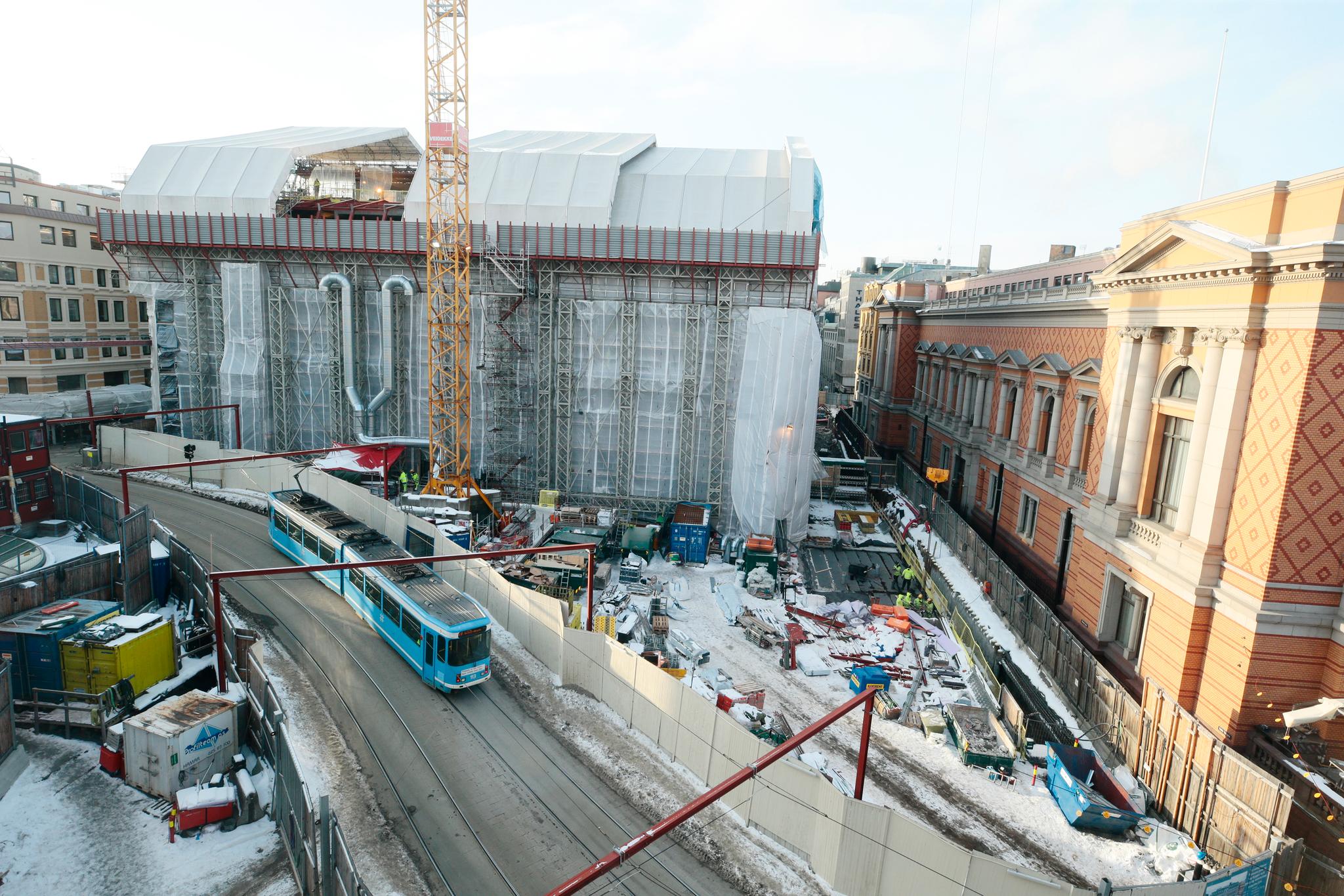 Stortingets byggeprosjekt i Oslo sentrum inkluderer renovering av en bygård, bygging av nytt post- og varemottak og en 250 meter lang innkjøringstunnel til sistnevnte. Prosjektet har vokst i omfang og kostnad fra 70 millioner kroner i 2011 til 2320 millioner i 2018.