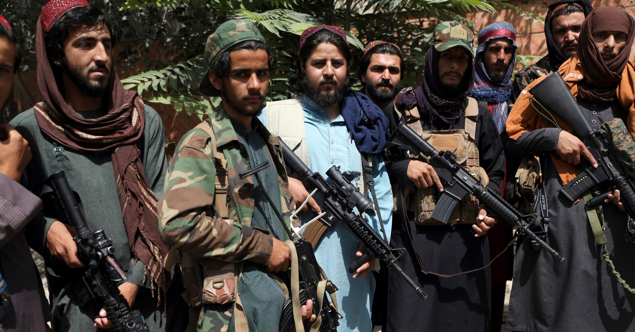 Taliban-soldater patruljerte onsdag i bydelen Wazir Akbar Khan i Kabul.