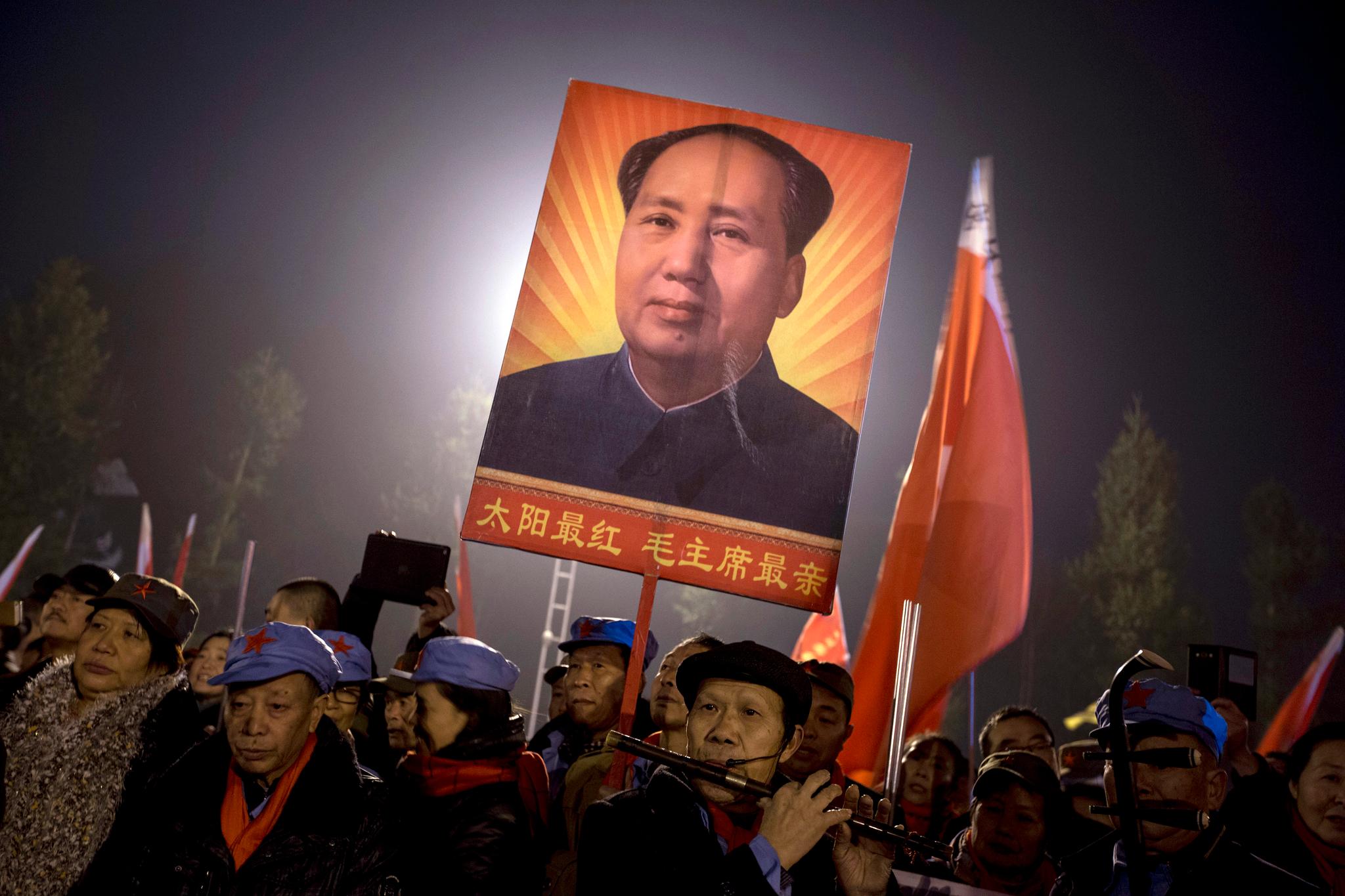  Mens den enorme tragedien han skapte, holdes nede, holdes Mao fortsatt høyt i hevd i Kina. Her fra feiringen av hans 122. fødselsdag, i desember 2015.