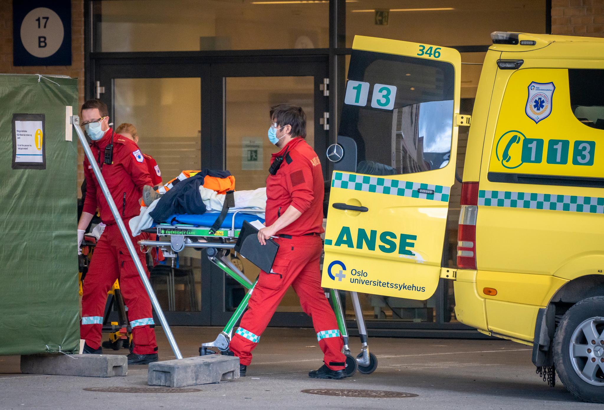 Ambulansepersonell frakter en pasient inn på akutten på Ullevål sykehus i vår.