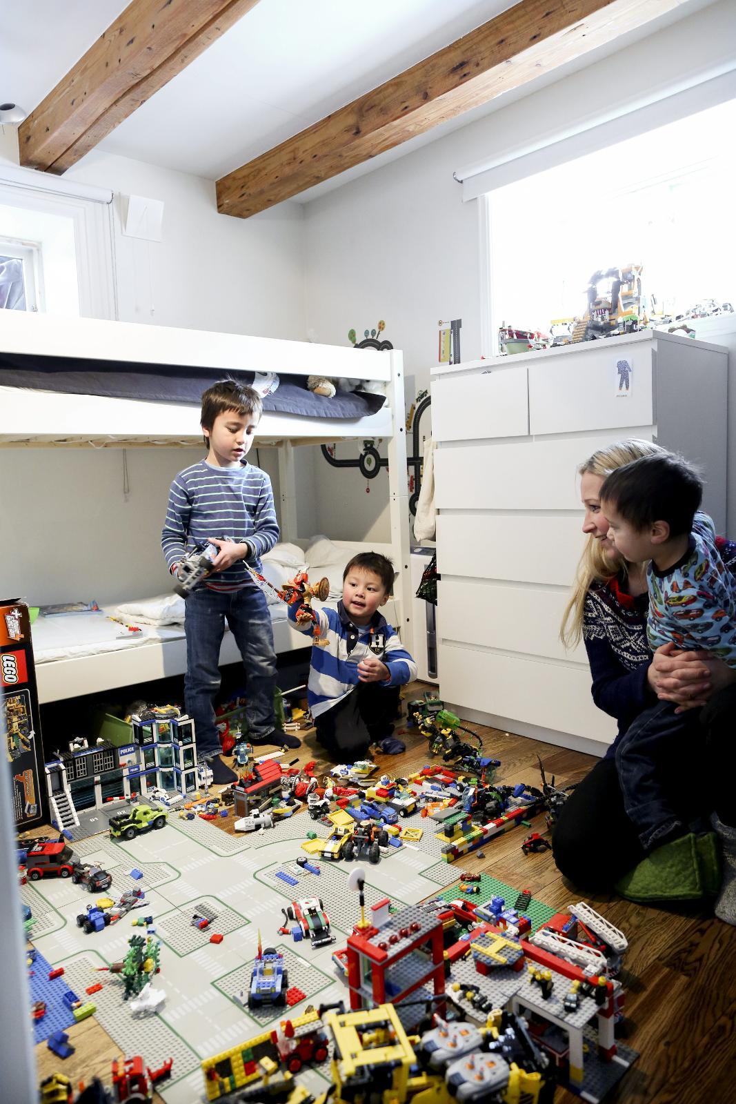 EGET ROM: Storebror Phillip er den eneste som har eget rom. Det betyr; masse plass til LEGO-byggverk.