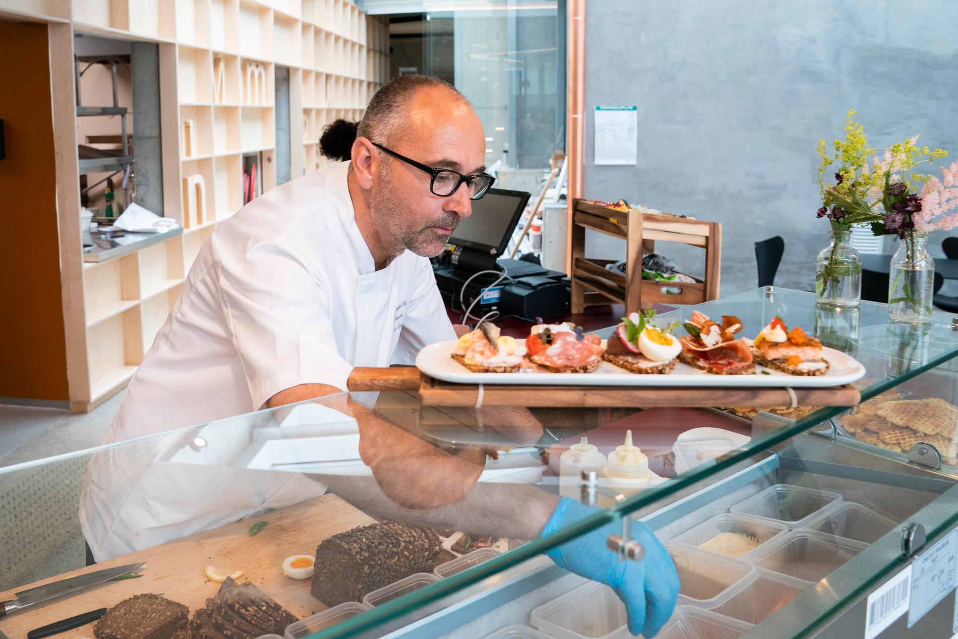 Christophe Oscar Samijn elsker å jobbe med mat og har gjort det hele livet. På bildet legger han siste finishen på en av rettene du kan smake på Iddis kafé & brasseri. 