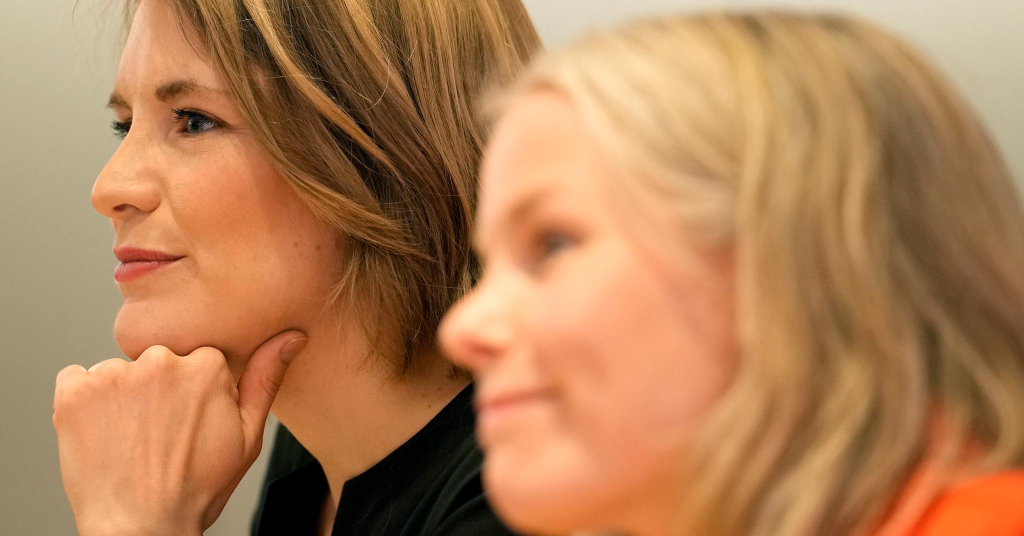 Kari Elisabeth Kaski (t.v.) tar ikke en ny periode på Stortinget. SV-leder Kirsti Bergstø holder stand.