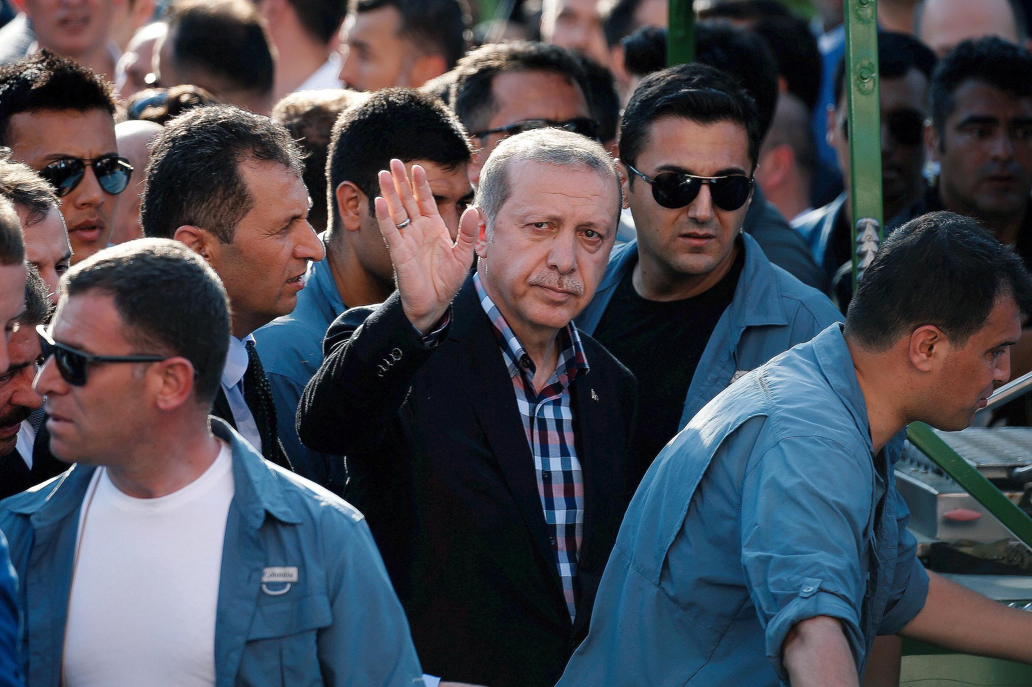 President Recep Tayyip Erdogan hilser på frammøtte etter en begravelse etter ofre for det mislykkede kuppet i Istanbul søndag. Foto: Reuters / NTB scanpix