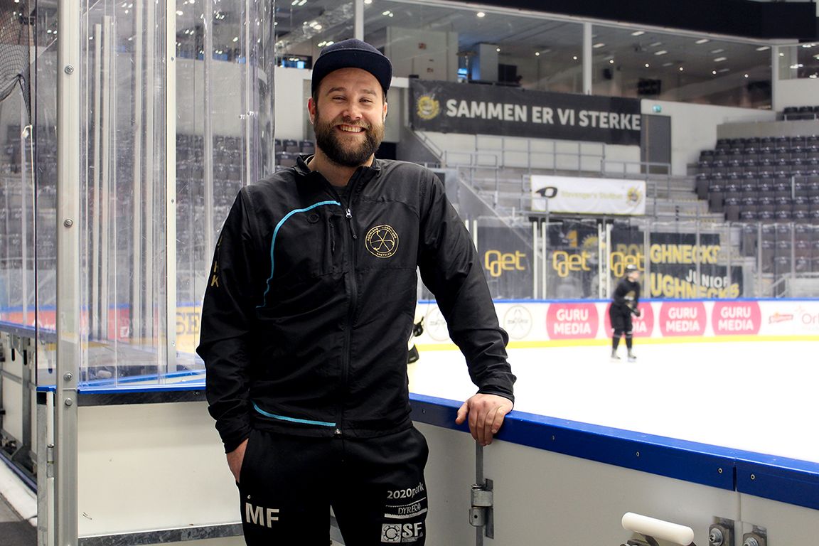 Trener Marcus Forgaard mener de kvinnelige hockeyspillerne får mindre oppmerksomhet enn guttene. – Det er for gale. Stavanger er best på hockey, og det gjelder jentene óg. 