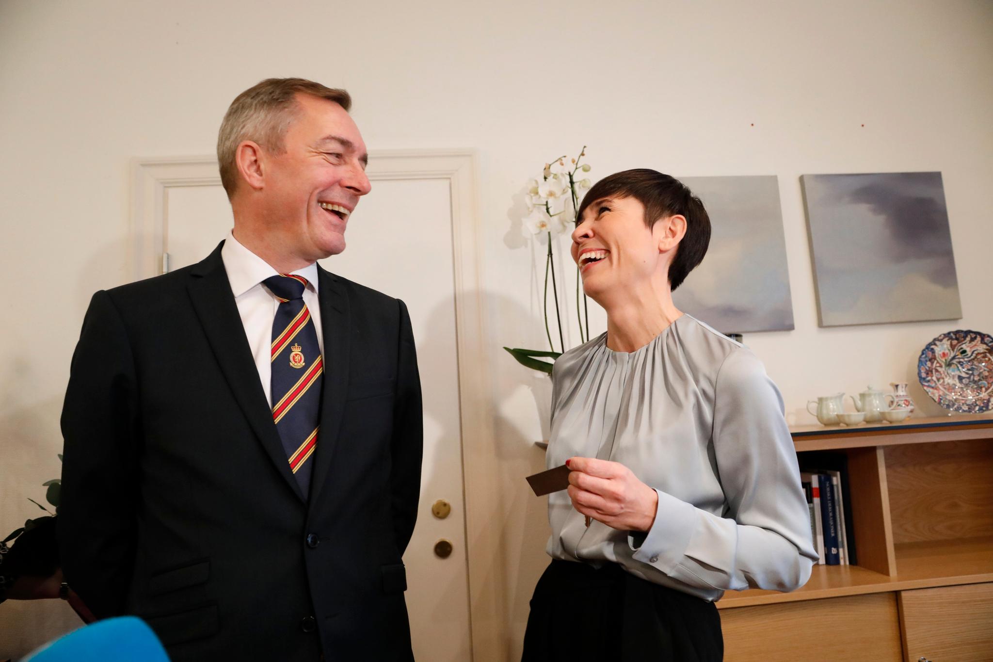 Det ble et gemyttlig møte mellom påtroppende utenriksminister Ine Eriksen Søreide (H) og påtroppende forsvarsminister Frank Bakke-Jensen (H) på førstnevntes kontor fredag ettermiddag.