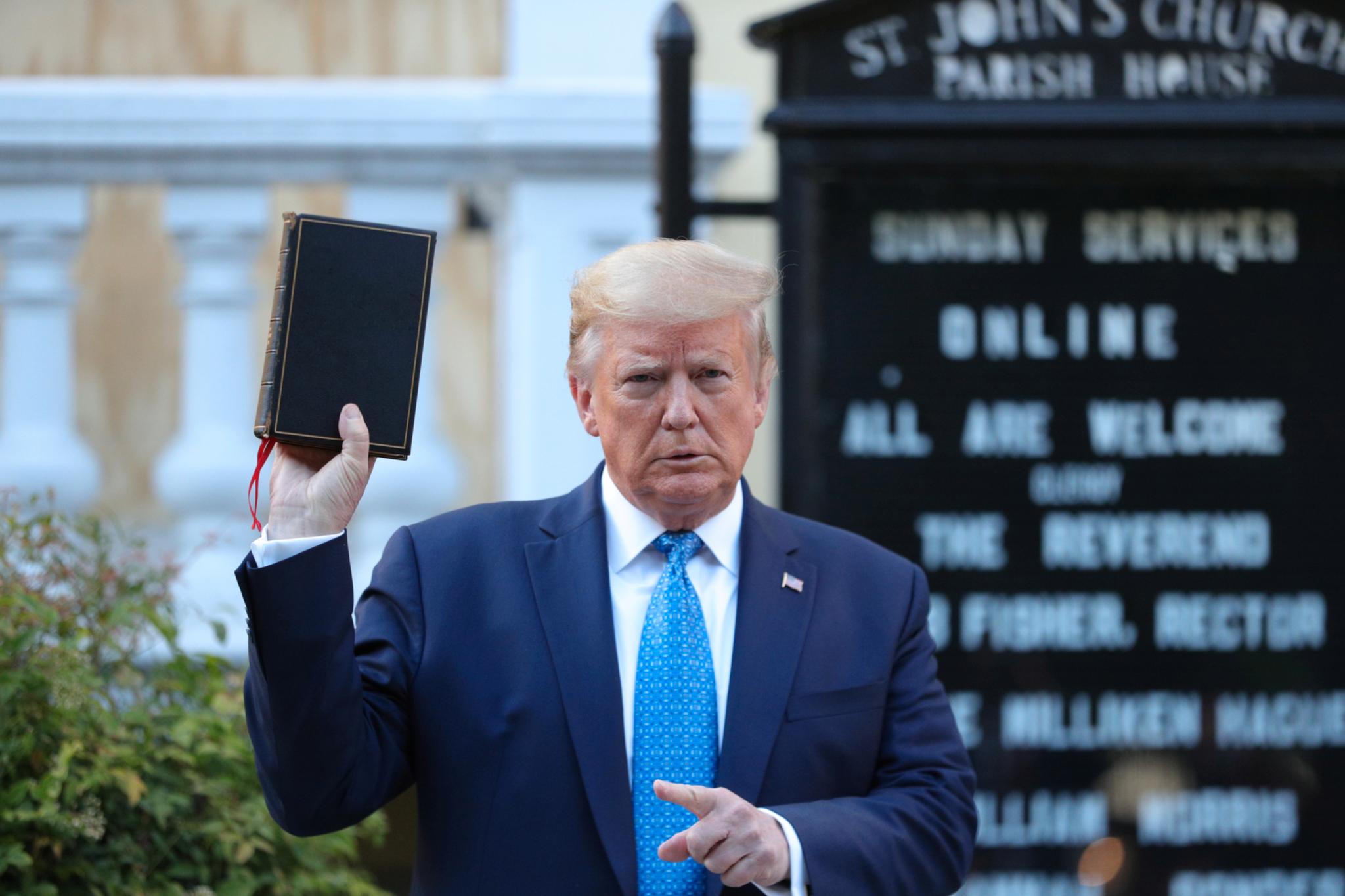 President Donald Trump poserer med en bibel foran St. John’s Episcopal Church like ved Det hvite hus mandag. Før han gikk dit, ble demonstranter jaget vekk fra Lafayette-parken ved hjelp av det som skal være tåregass. 