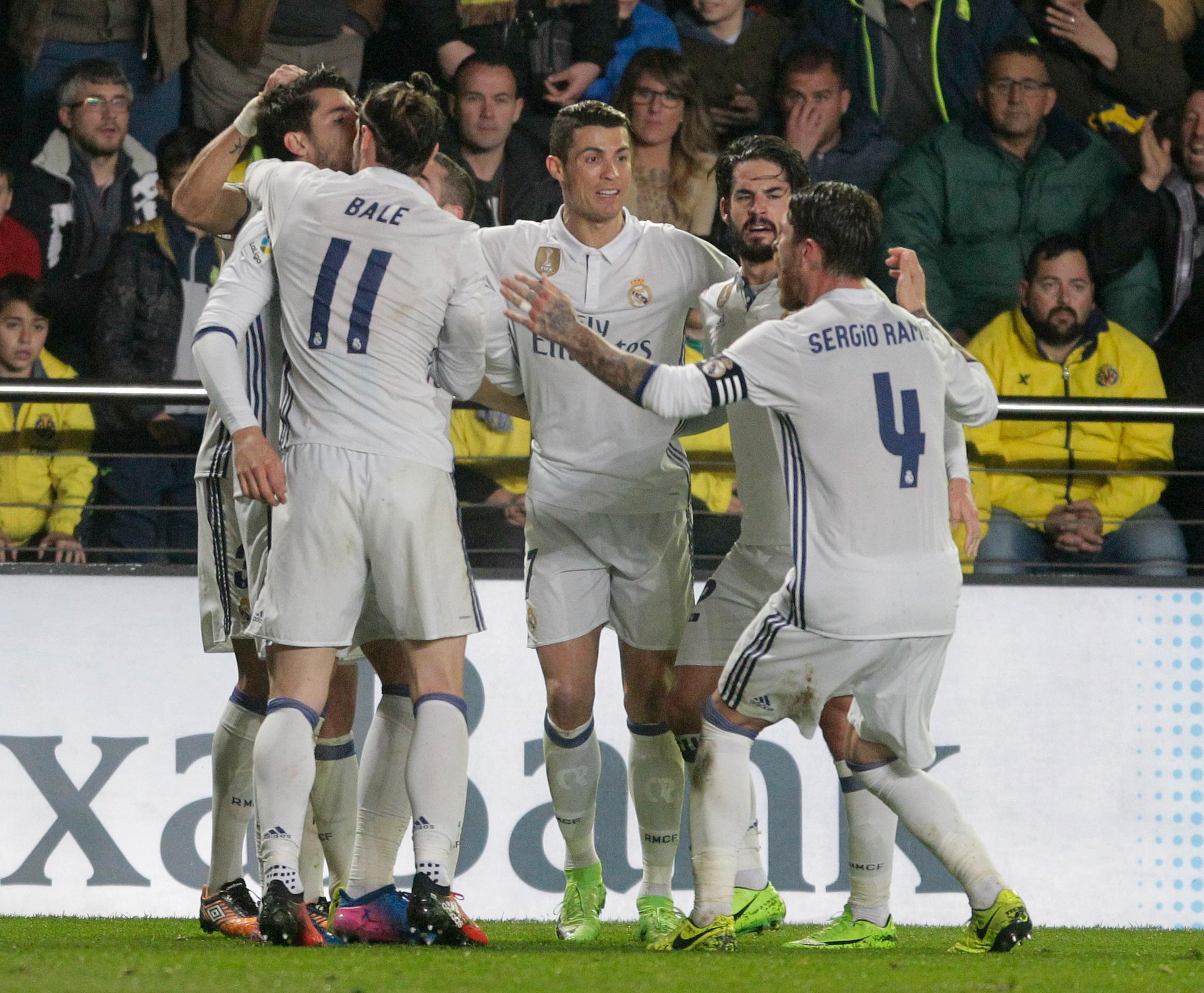 Real Madrid-spillerne jubler for mål mot Villarreal.